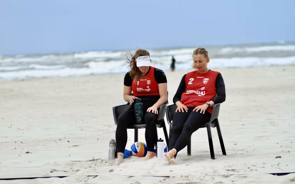 Vestenvinden udfordrer beachvolley-eliten