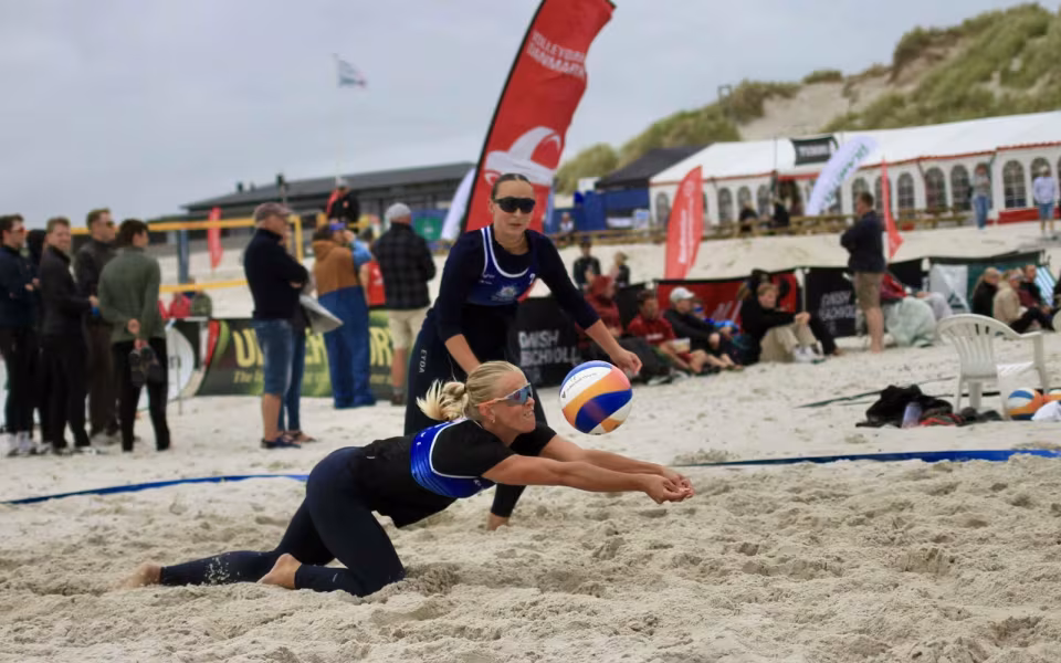Vestenvinden udfordrer beachvolley-eliten