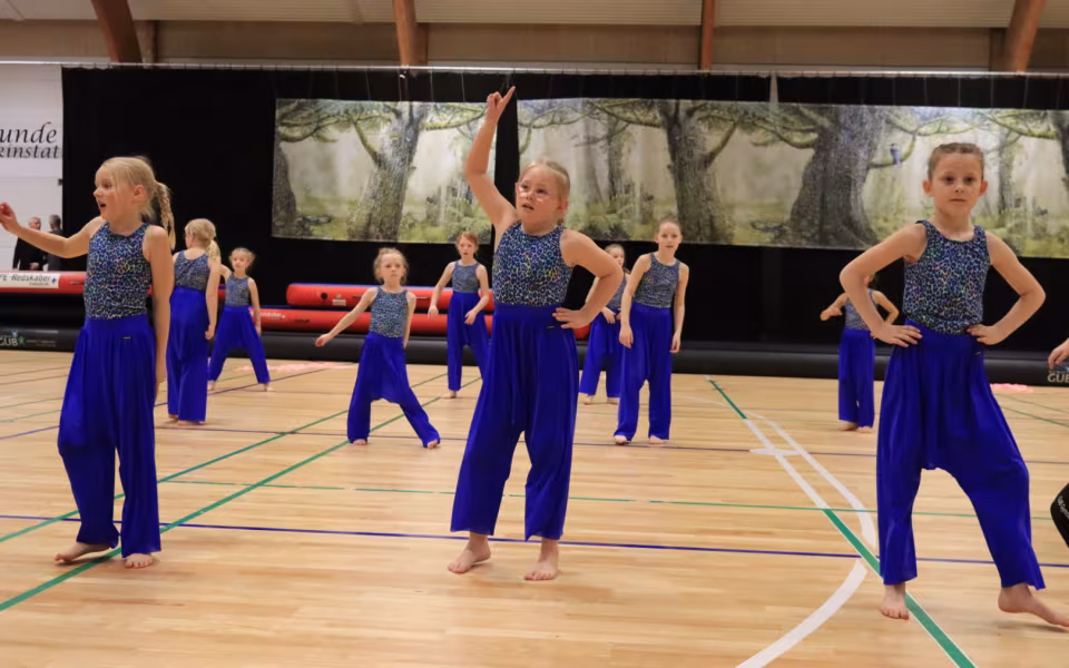 Forårsopvisning styrker integration i Outrup