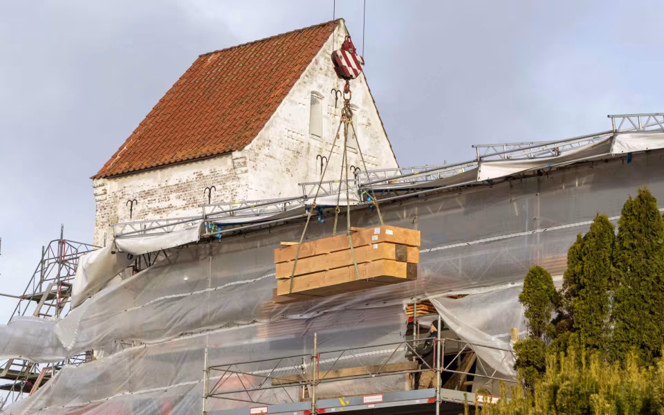 Kranarbejde ved Kvong Kirke mv