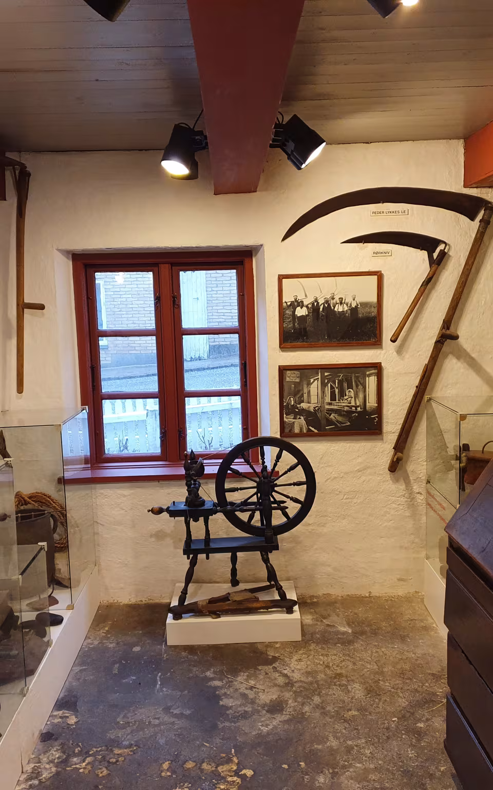 Udstilling med le, redskaber og rok i Lemvig Museum