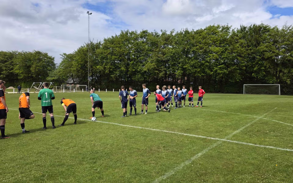 Kampreferat fra serie 1 kampen mellem Helle FC og HTS - Byfest, fodbold og fællesskab på Fåborg Stadion