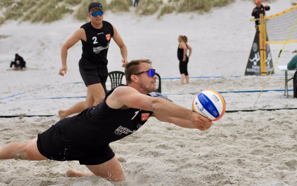 Vestenvinden udfordrer beachvolley-eliten