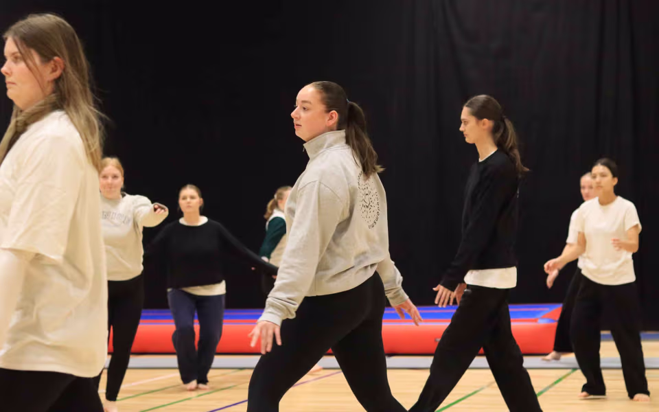 Forventningsfulde gymnaster gør klar