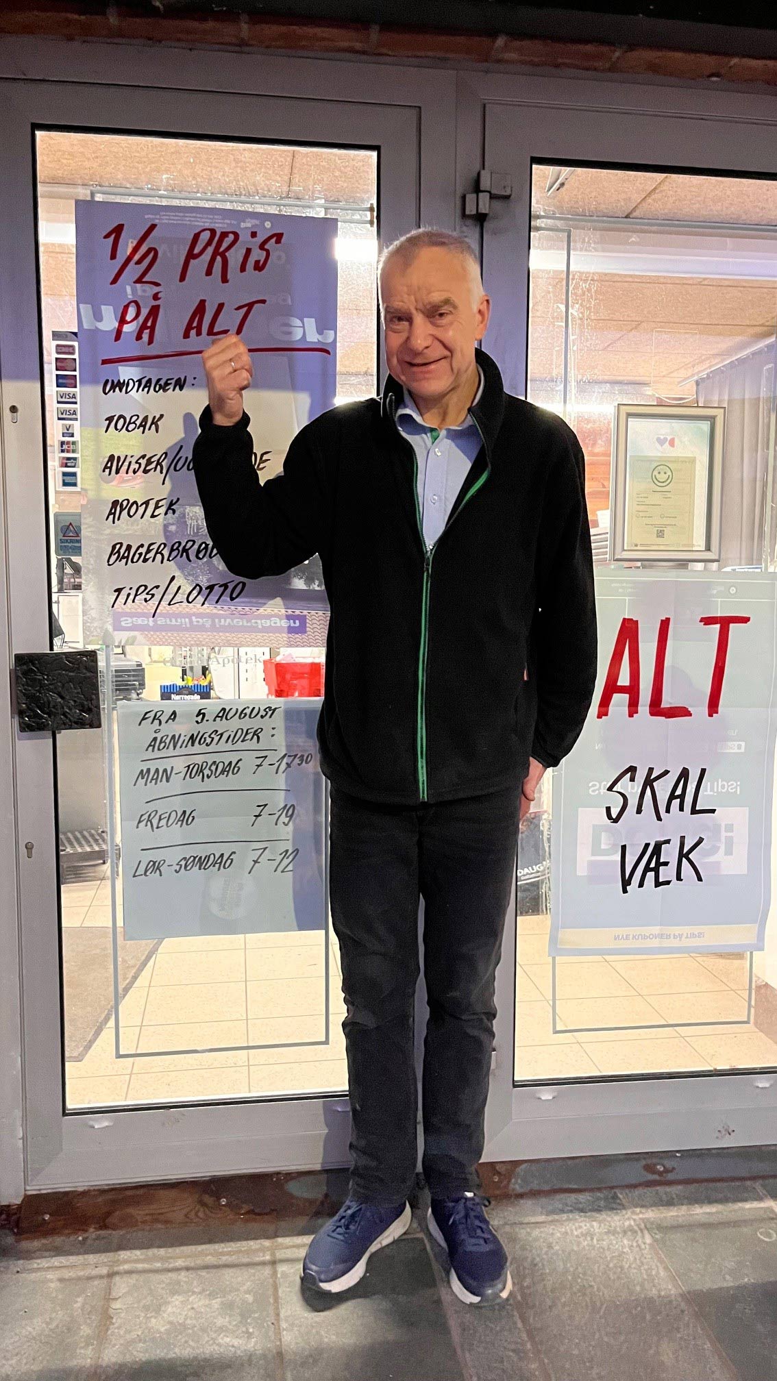 Karl Jørn foran butikken, klar til de sidste handler – alt skal væk til 1/2 pris!