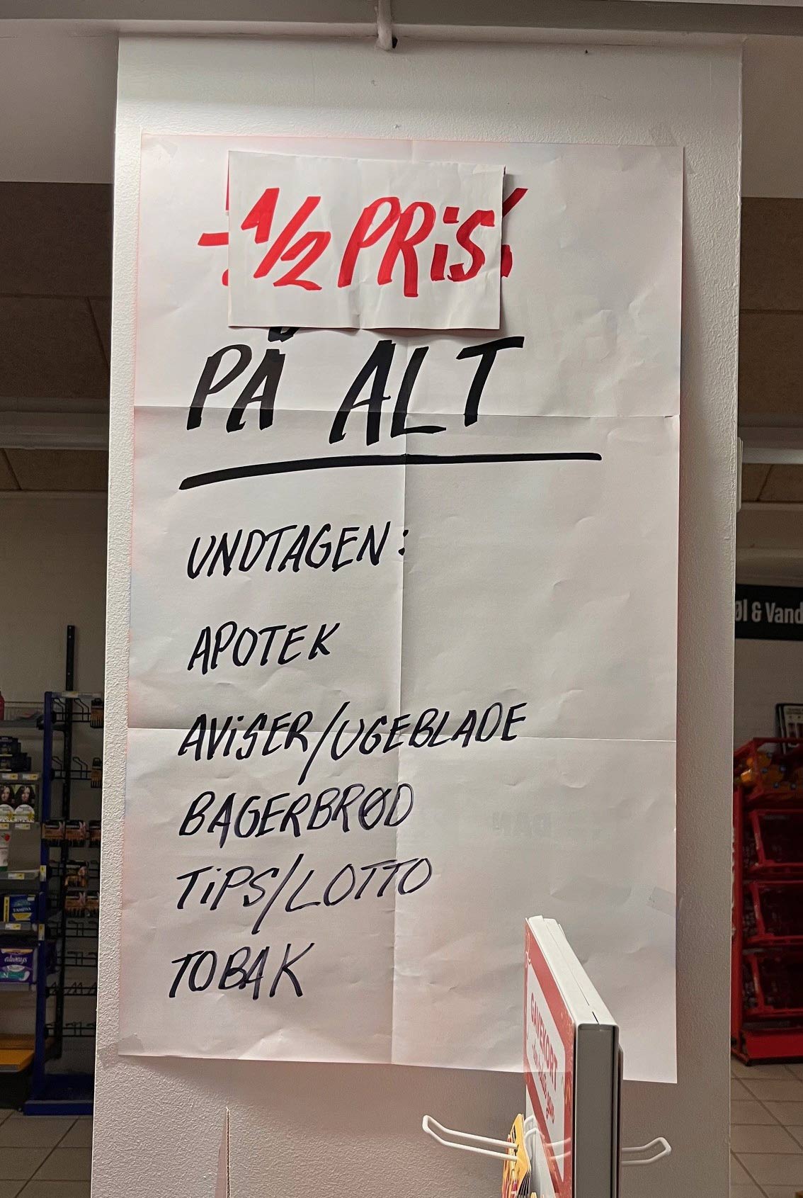 Karl Jørn foran butikken, klar til de sidste handler – alt skal væk til 1/2 pris!