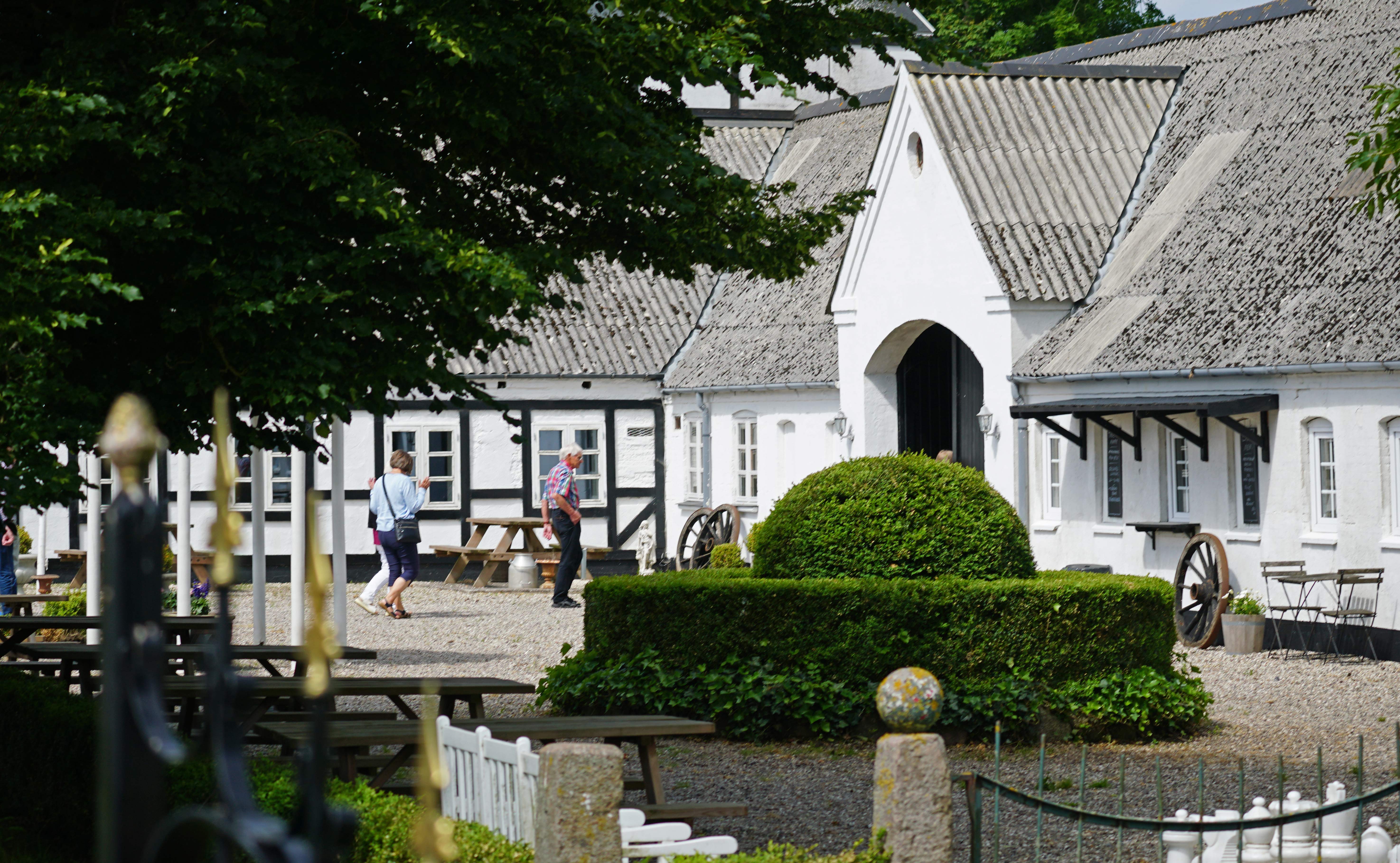 Øbjerggård i Ebberup på Fyn bliver besøgt på turen. Der er rundvisning ved ejeren, Carsten der tidligere har arbejdet som kok ved kongehuset. Carsten har tilberedt en 2 retters menu, som nydes i gårdens festlokale.