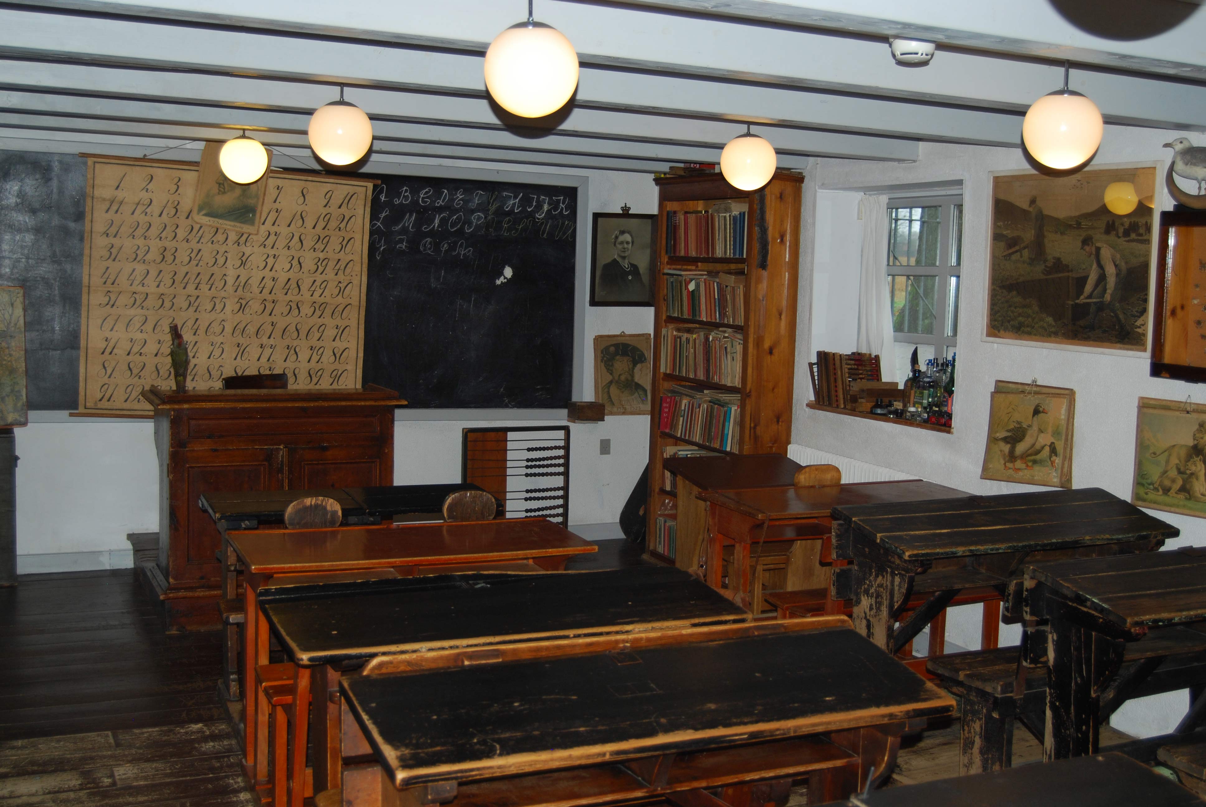 Vi får en rundvisning hvor guiden viser os museet samt fortæller om livet i gamle dage.