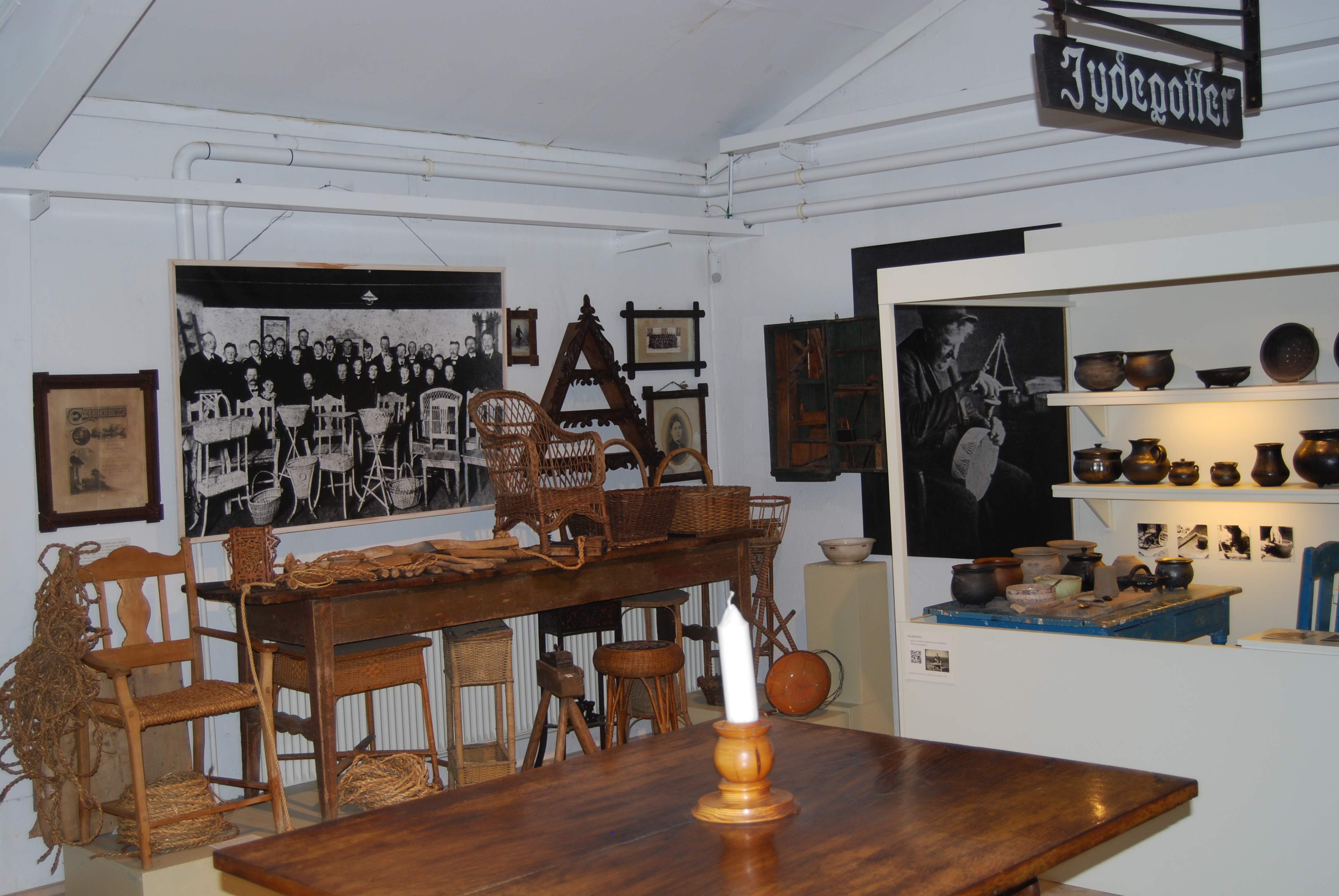 Vi får en rundvisning hvor guiden viser os museet samt fortæller om livet i gamle dage.