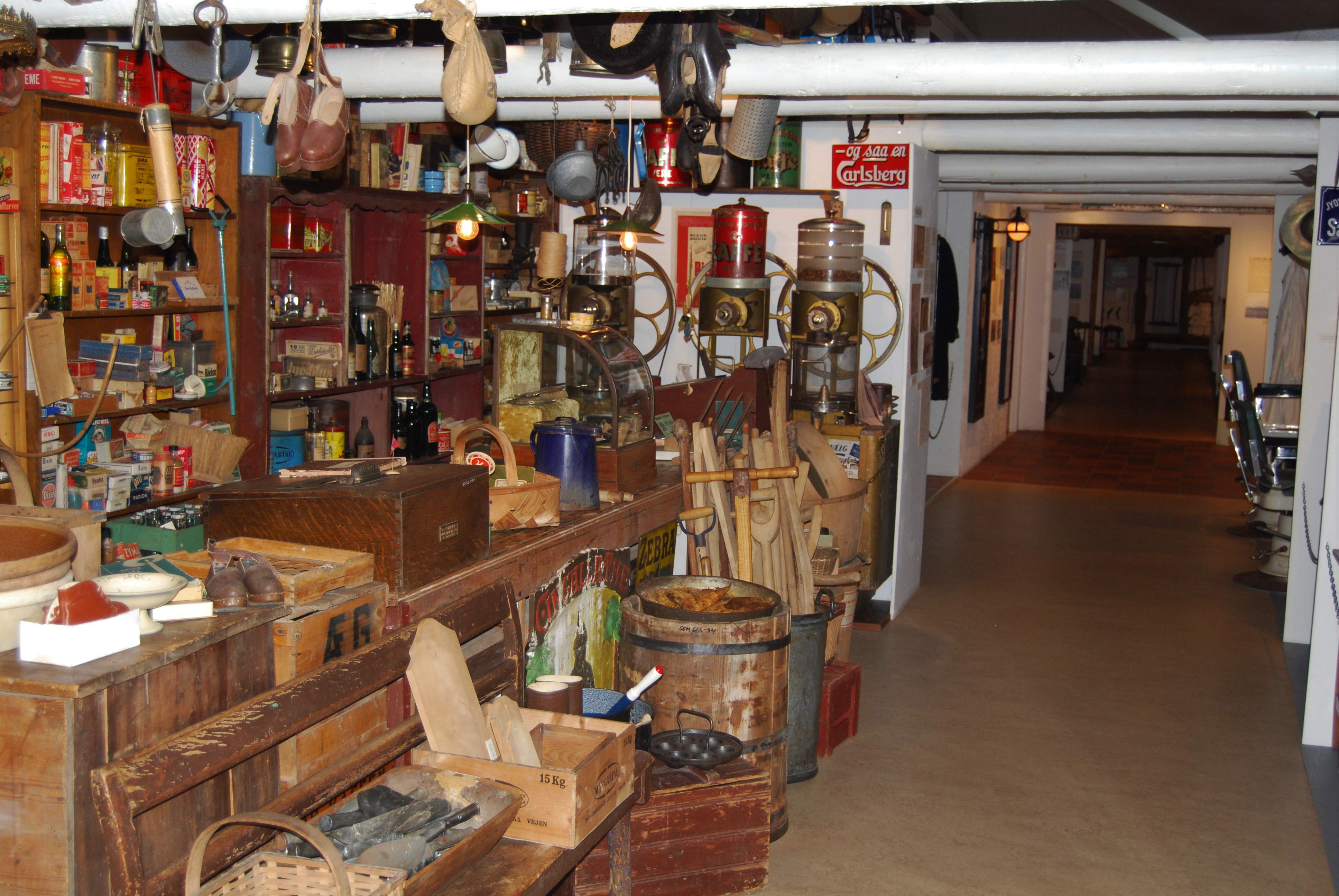 Vi får en rundvisning hvor guiden viser os museet samt fortæller om livet i gamle dage.