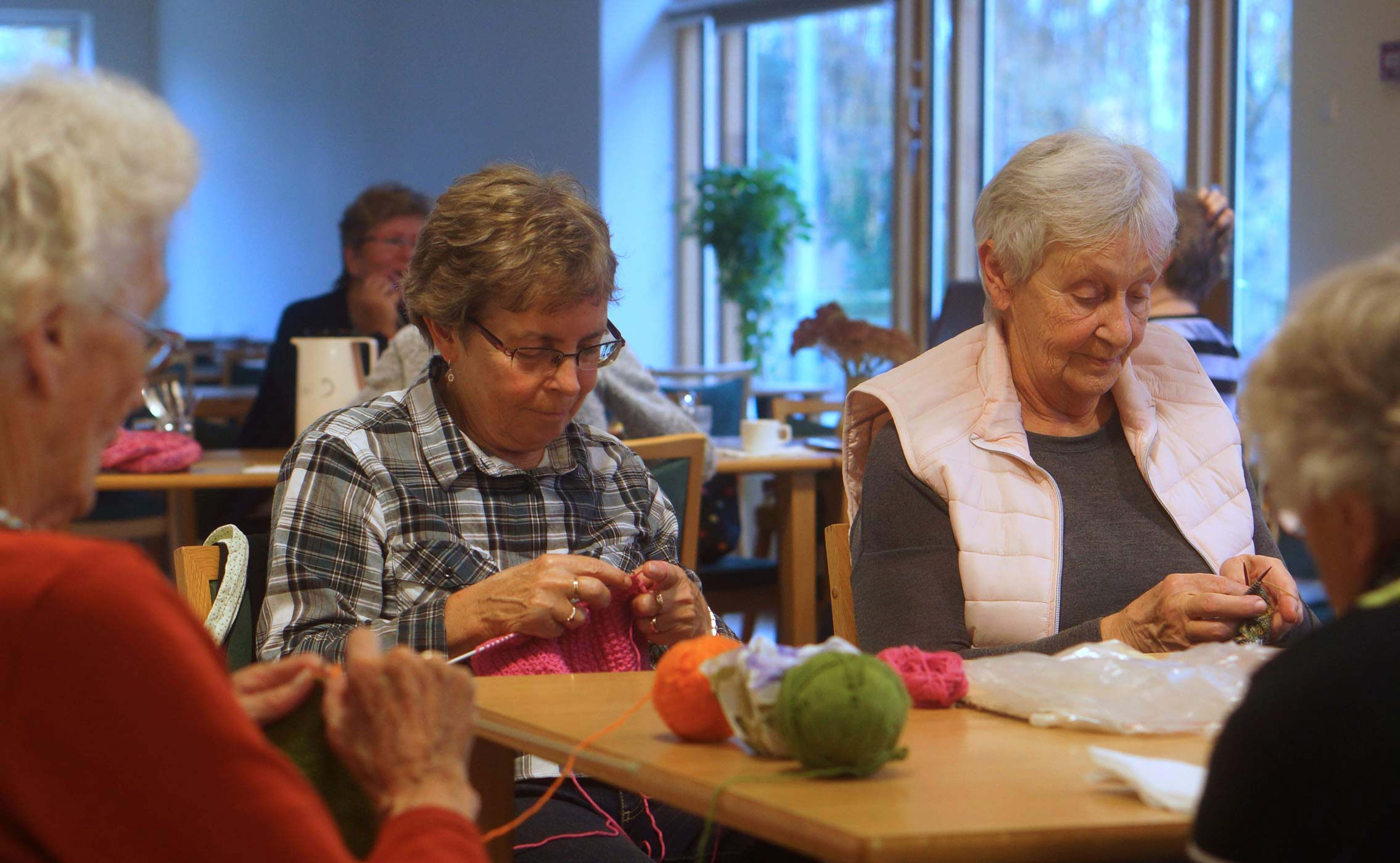 Nørkleklubben mødes hver mandag på plejehjemmet og nørkler til fordel for hjemmets beboere. Her ses nørklerne i 2016 hvor de kunne fejre klubbens 10 års jubilæum.