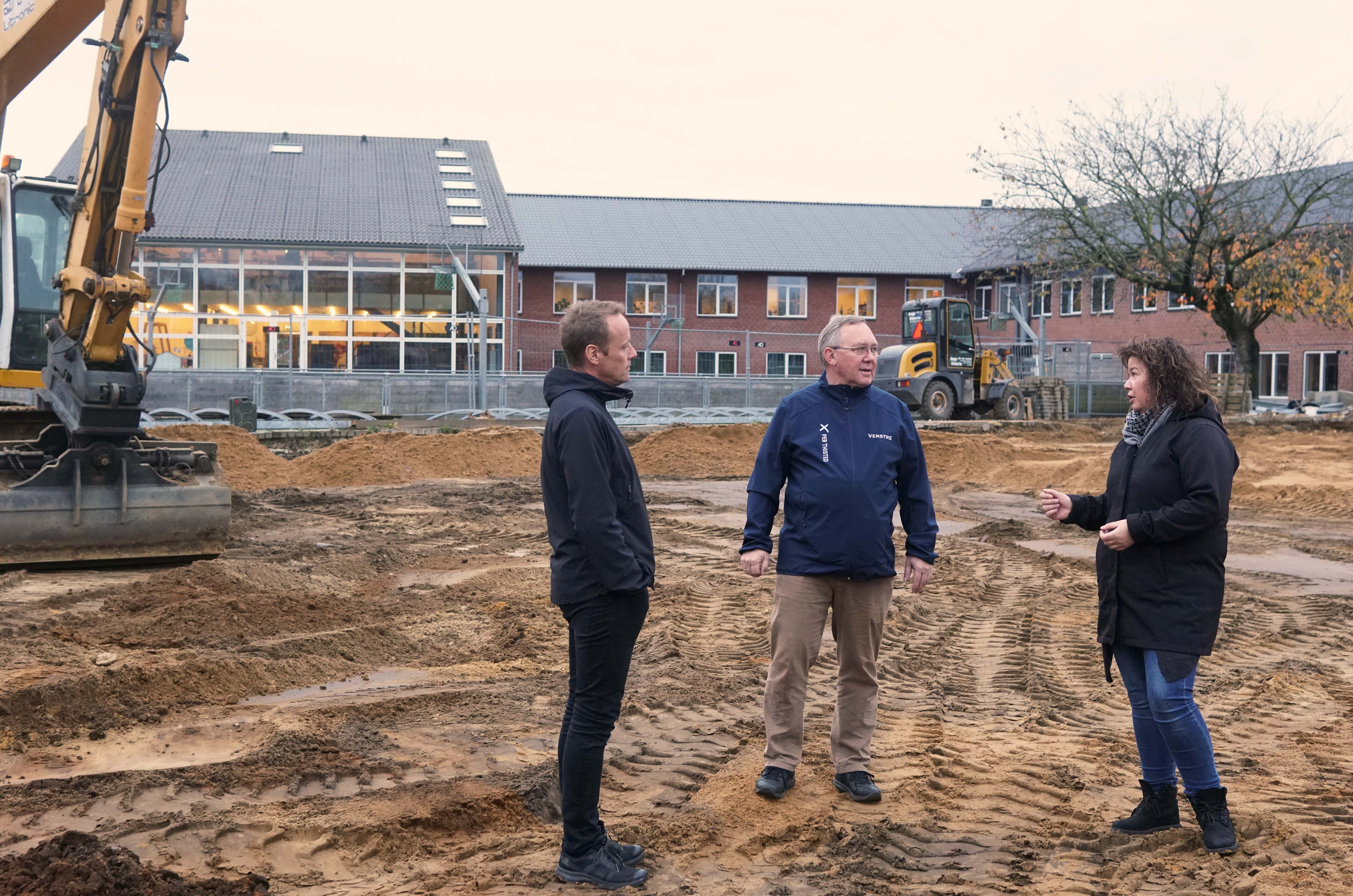 Tv. formand for skolebestyrelsen Brian Falk, byrådskandidat Per Thisted (V) og formand for Ansager Skoles Venner Marianne Morsing Hansen