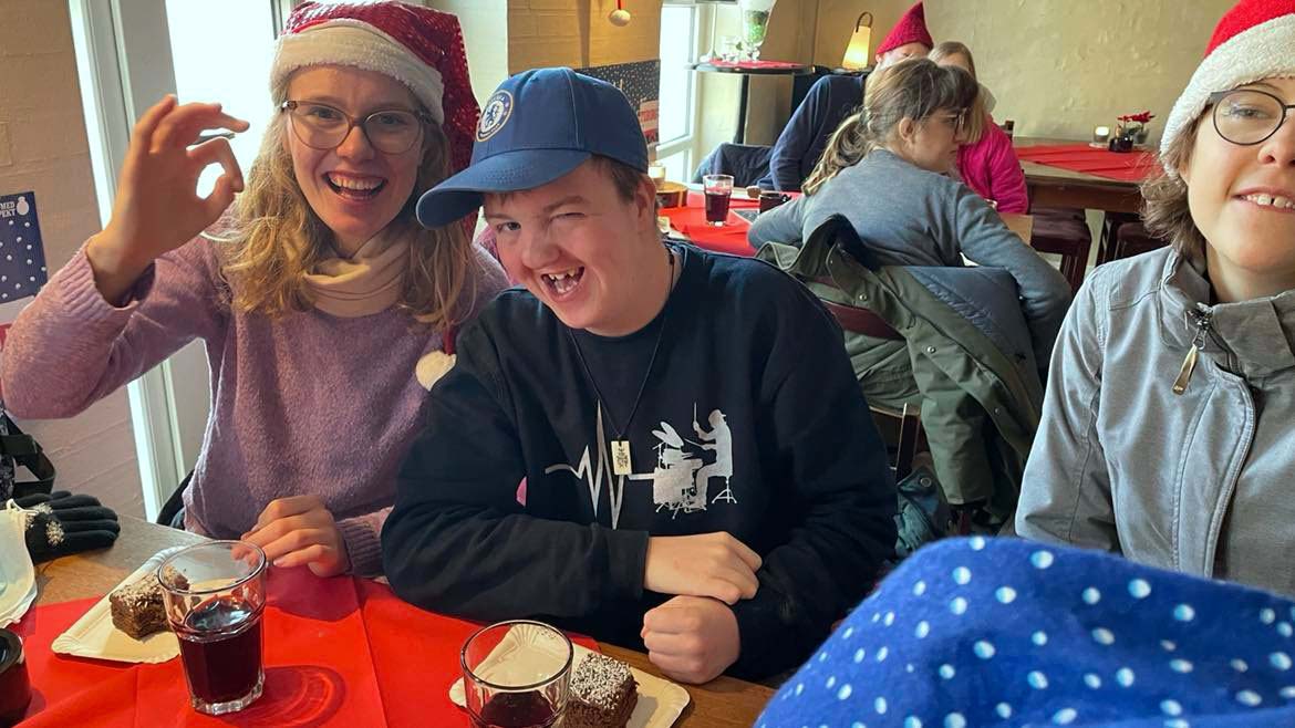 16 efterskoleelever og 2 lærere modtog lørdag det indsamlede beløb og hyggede med kage, chokolade og sodavand. Alle kom juleklædt og med godt humør.