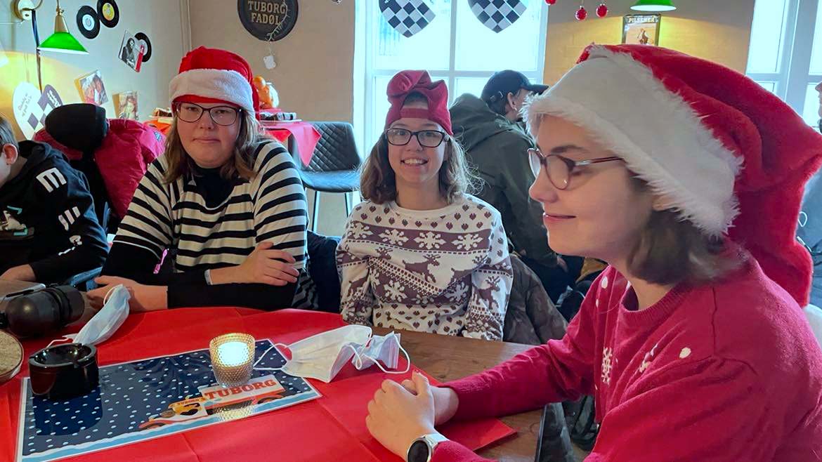 16 efterskoleelever og 2 lærere modtog lørdag det indsamlede beløb og hyggede med kage, chokolade og sodavand. Alle kom juleklædt og med godt humør.