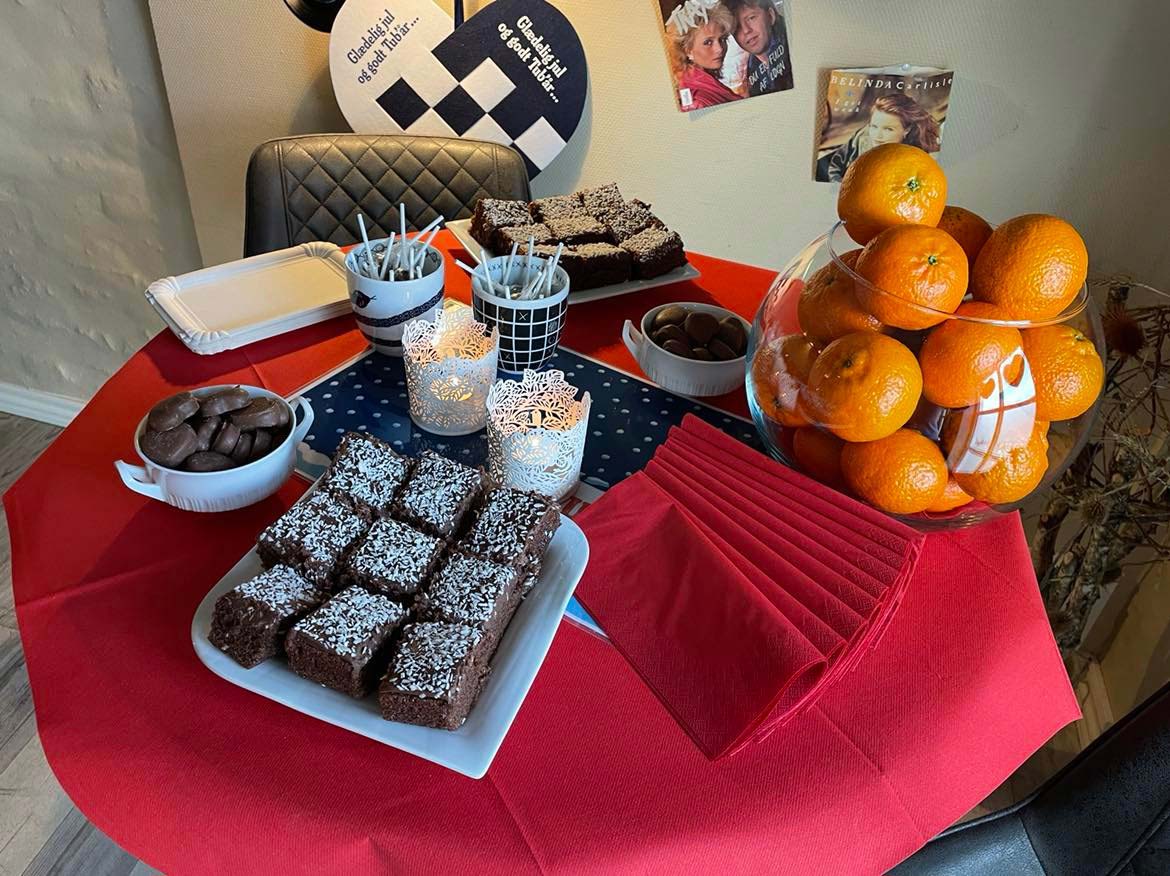 16 efterskoleelever og 2 lærere modtog lørdag det indsamlede beløb og hyggede med kage, chokolade og sodavand. Alle kom juleklædt og med godt humør.