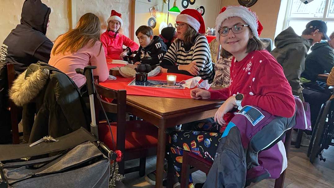 16 efterskoleelever og 2 lærere modtog lørdag det indsamlede beløb og hyggede med kage, chokolade og sodavand. Alle kom juleklædt og med godt humør.