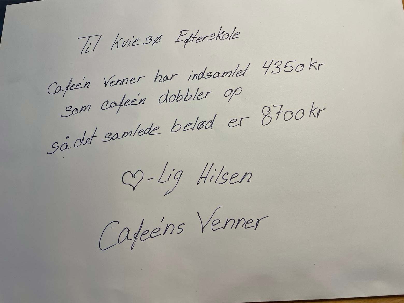 16 efterskoleelever og 2 lærere modtog lørdag det indsamlede beløb og hyggede med kage, chokolade og sodavand. Alle kom juleklædt og med godt humør.