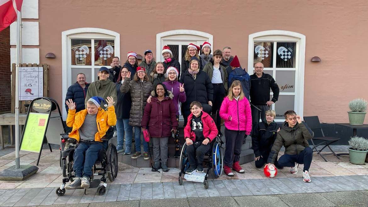 16 efterskoleelever og 2 lærere modtog lørdag det indsamlede beløb og hyggede med kage, chokolade og sodavand. Alle kom juleklædt og med godt humør.