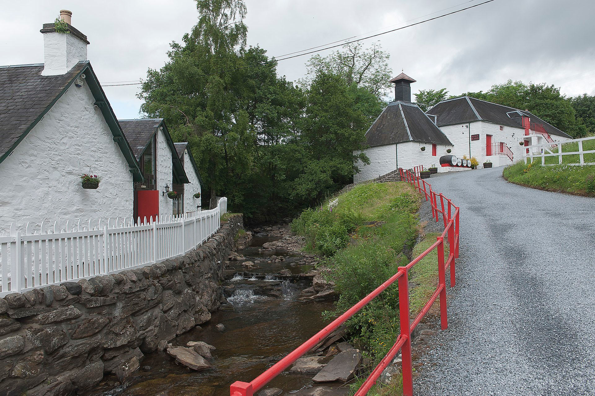 Edradour distilleri i Skotland hvor månedesn whisky er fremstillet