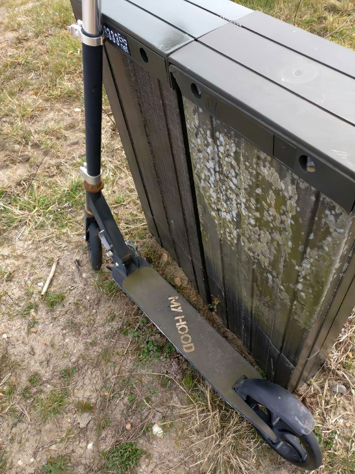 Løbehjulet står på Hejrevej ved stien ned til Søparken