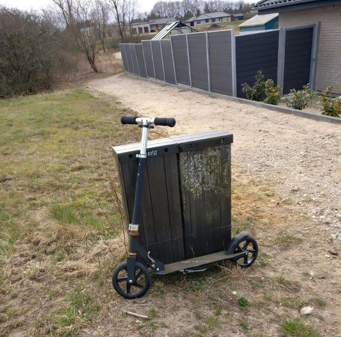 Løbehjulet står på Hejrevej ved stien ned til Søparken