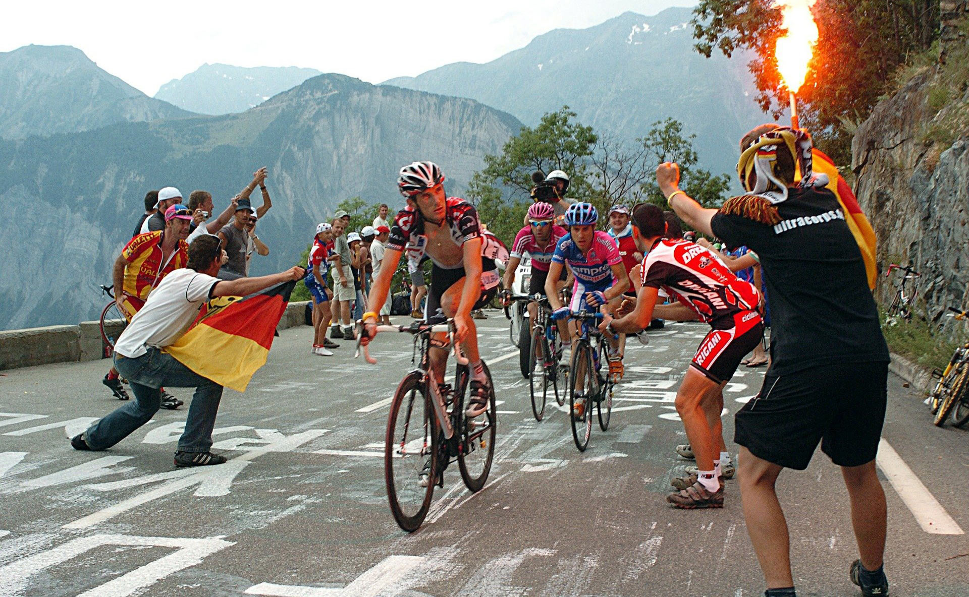 TOUR DE FRANCE i Ansager