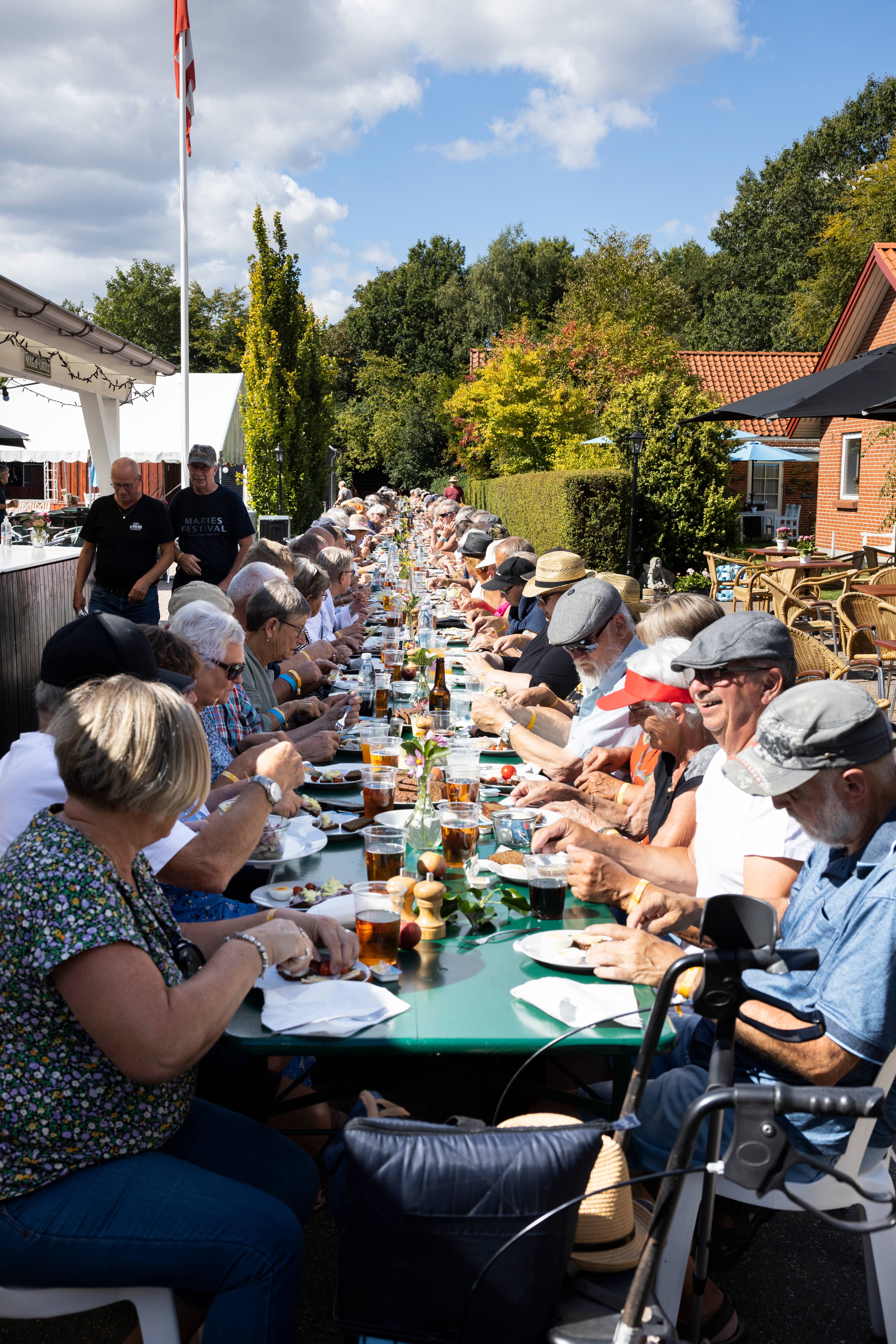 Ved Maries Festival dag 3 blev der dækket op til frokost ved måske Vestjyllands længste langbord