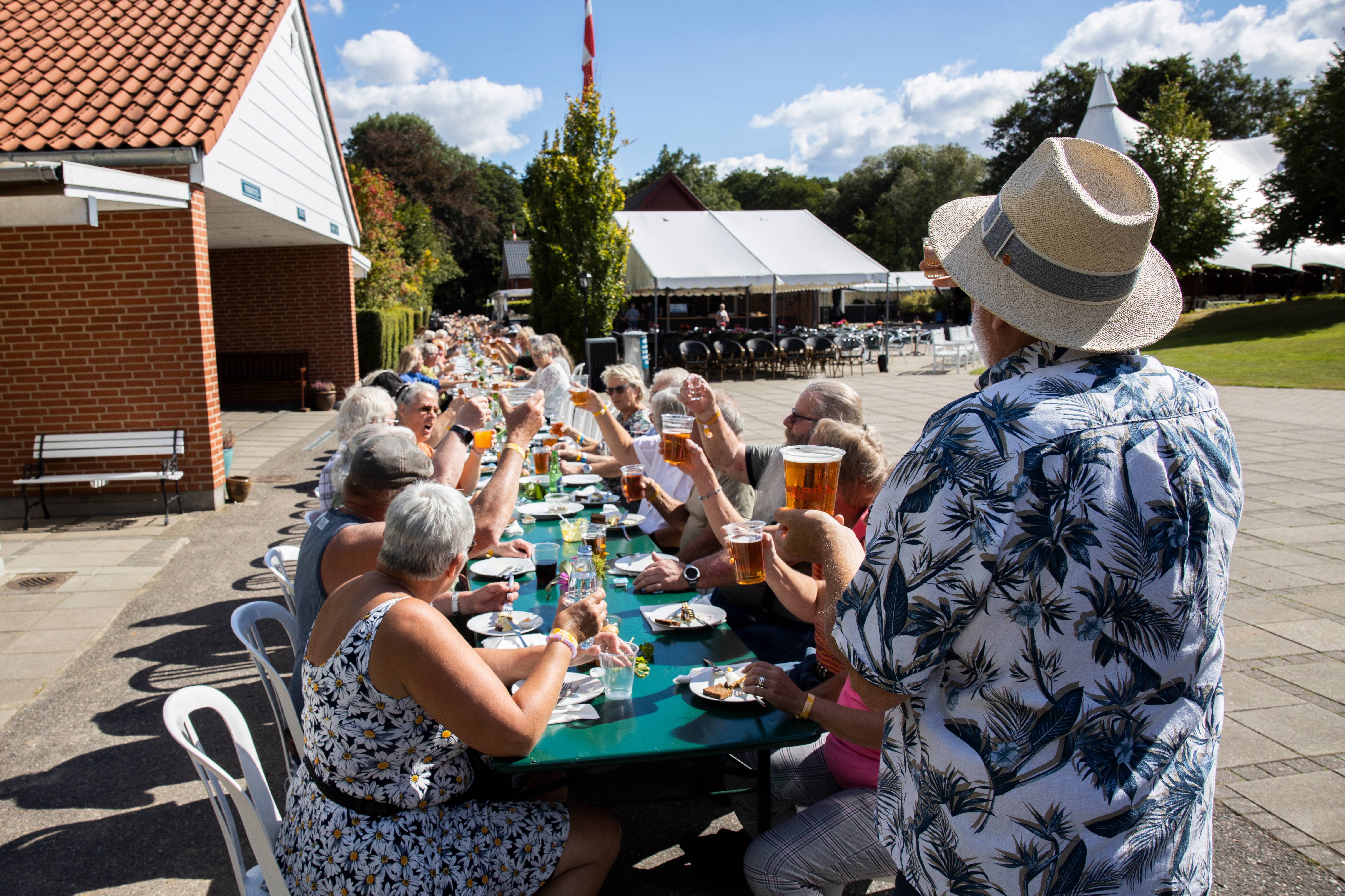 Ved Maries Festival dag 3 blev der dækket op til frokost ved måske Vestjyllands længste langbord