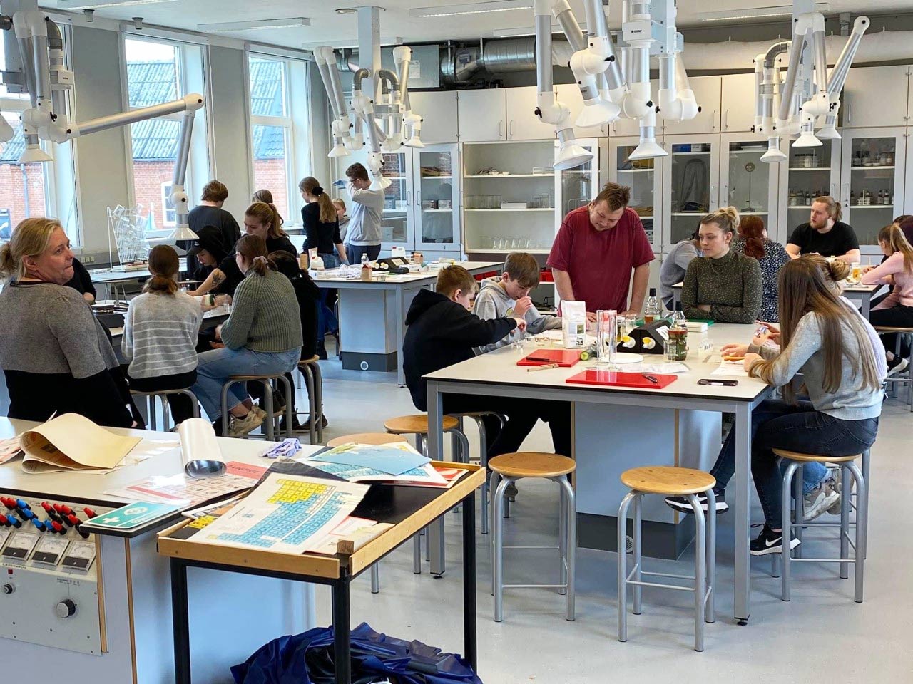 UCSYD og Ansager Skole samarbejder. Her er lærerstuderende sammen med skolens lærere i gang med et tværfagligt forløb i fagene fysik og madkundskab