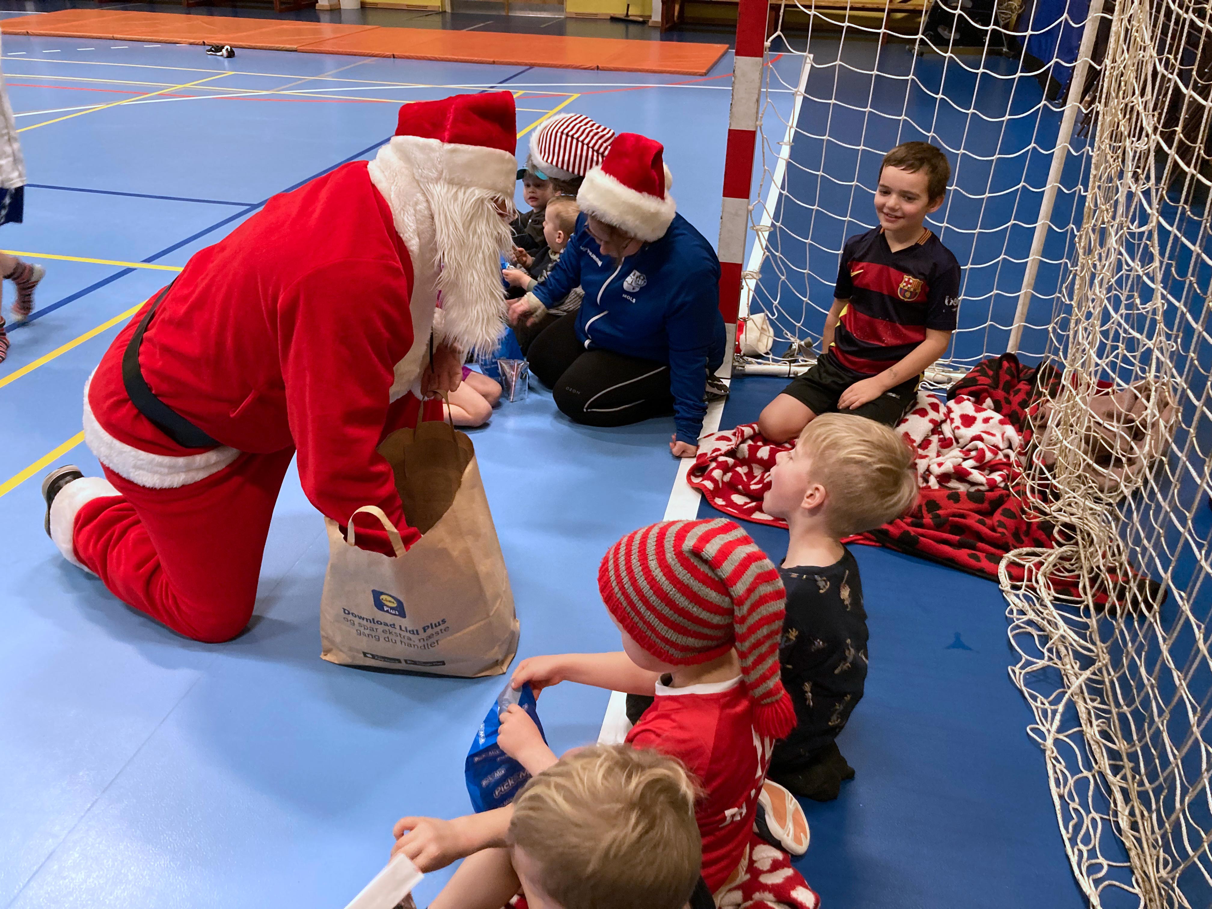 Børneholdene i SIF Ansager Håndbold havde sidste træning inden juleferien da julemanden kom på besøg
