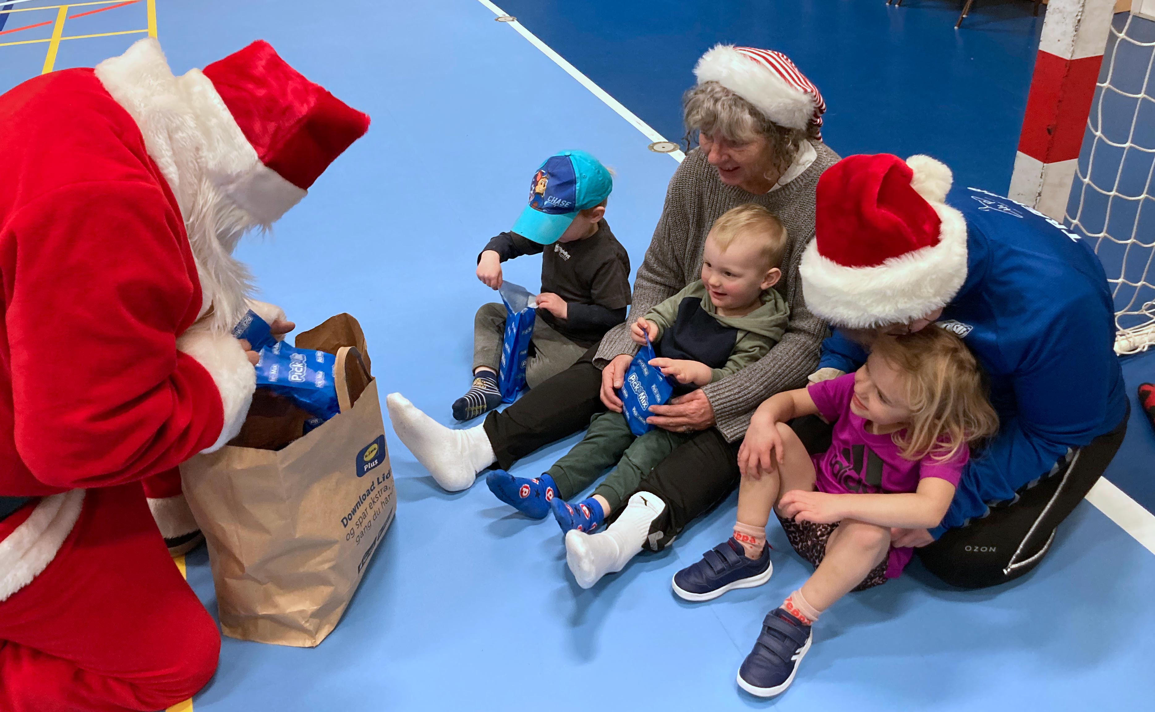 Børneholdene i SIF Ansager Håndbold havde sidste træning inden juleferien da julemanden kom på besøg