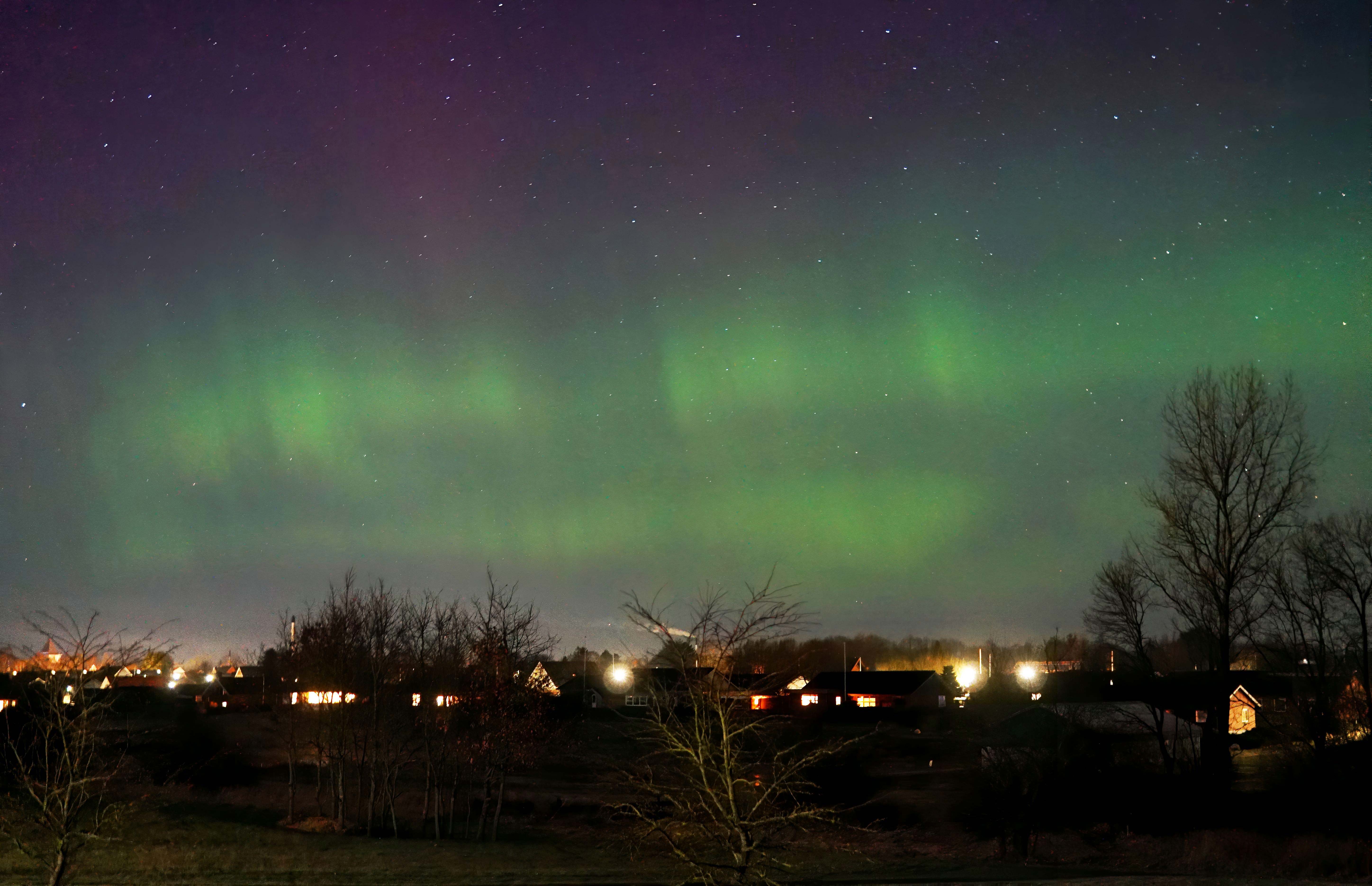 Nordlys set fra Egedalen mod nord ind over byen