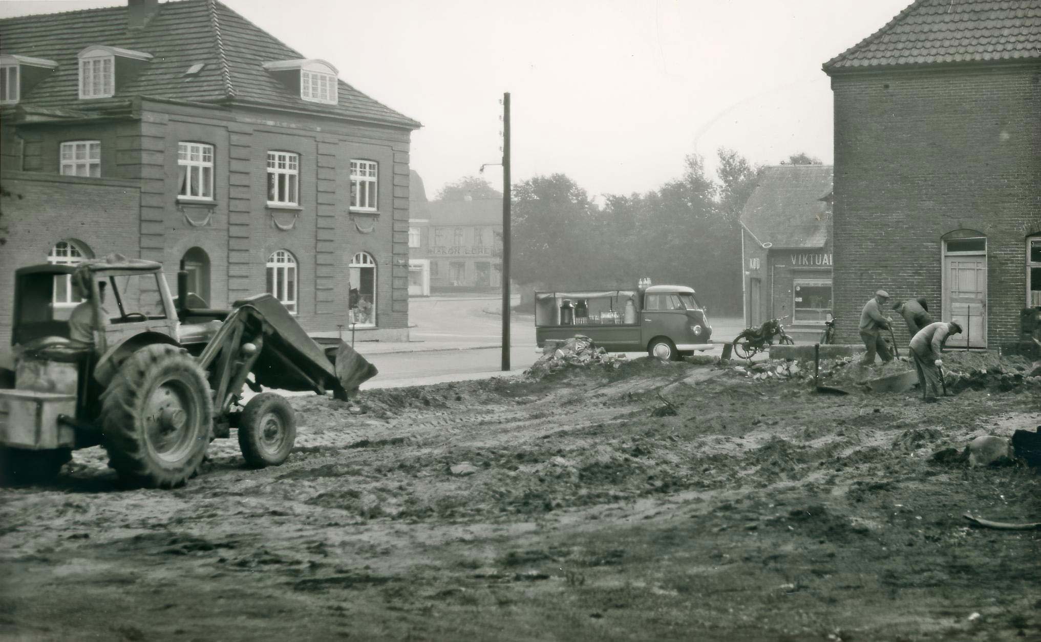 Den gamle rejsestald ved hotellet rives ned. Dette var et ad de fotos, der blev vist torsdag aften.
