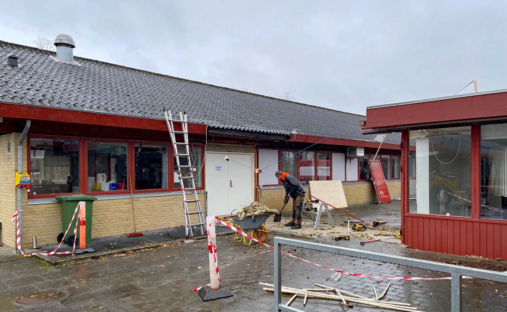 Køkken på Kvie Sø Efterskole ombygges, så eleverne kan inddrages i madlavningen