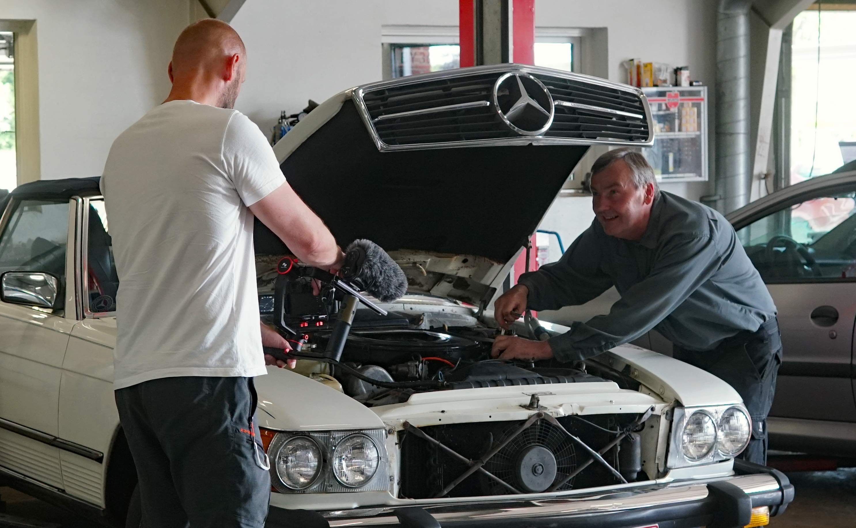 Lindy dykker ned i motorrummet til ære for fotografen