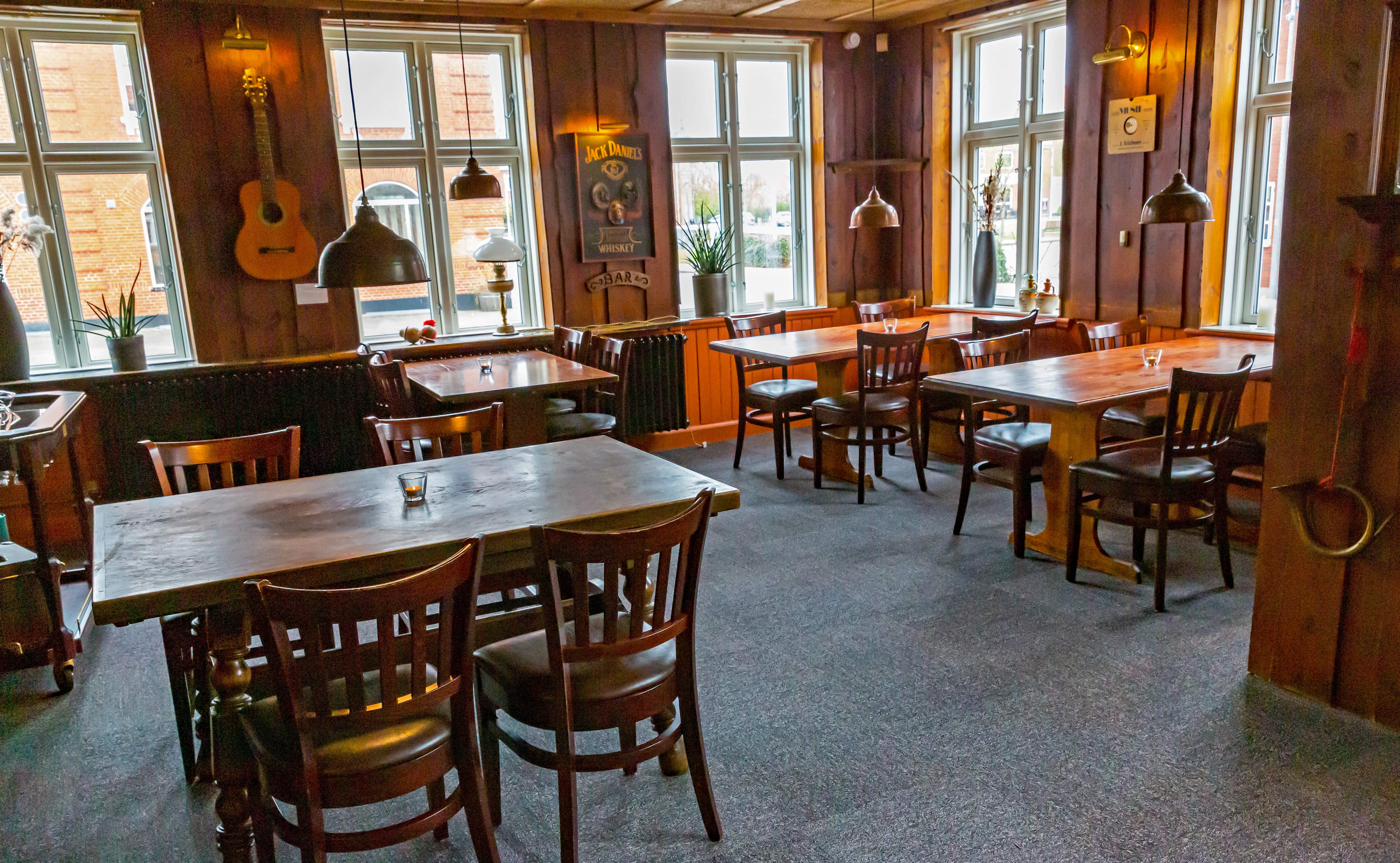 Peter Breum tv., Debbie Mathiasen og Iver Larsen foran Ansager Hotel der åbner restauranten fredag den 4. og lørdag den 5. juni