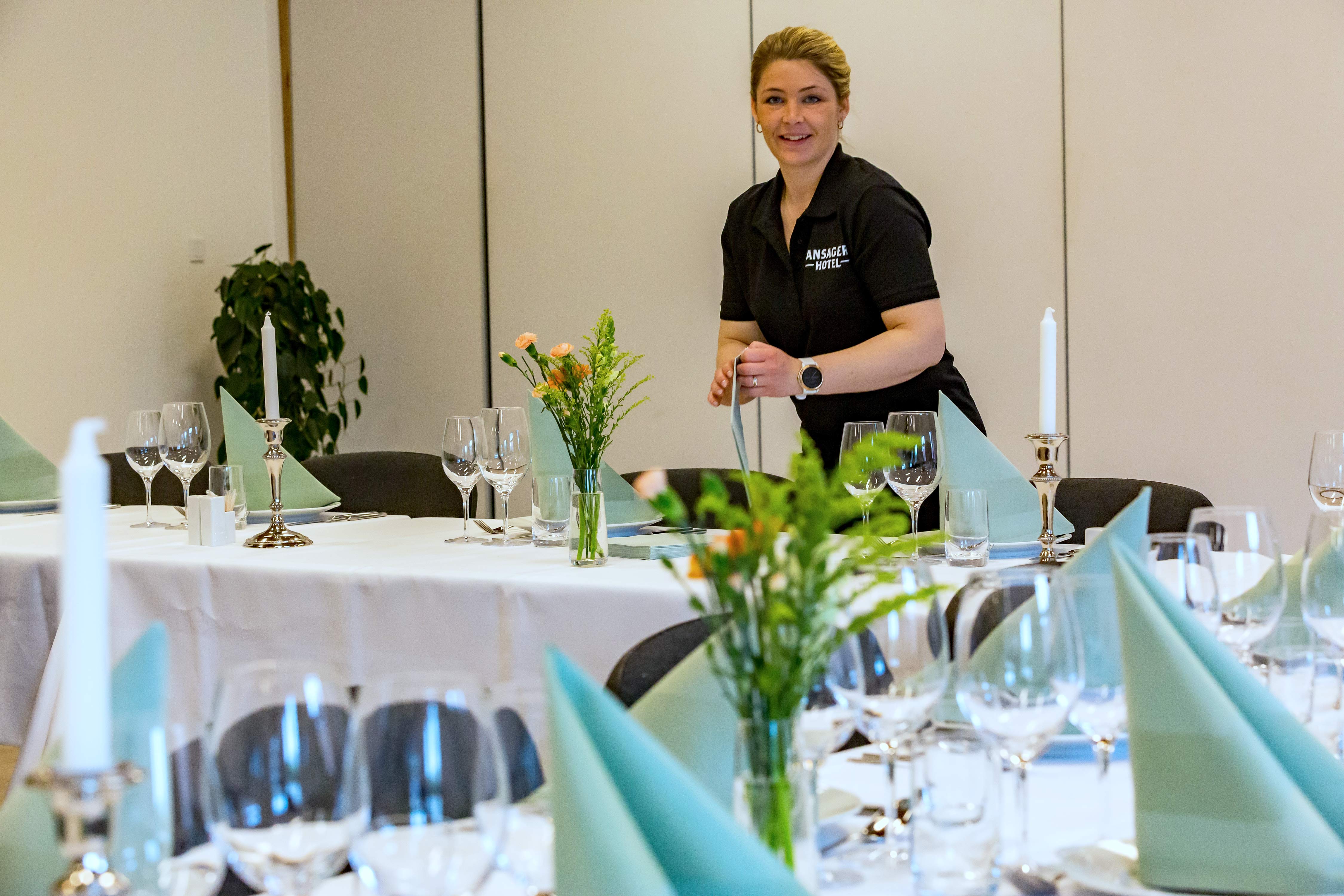 Peter Breum tv., Debbie Mathiasen og Iver Larsen foran Ansager Hotel der åbner restauranten fredag den 4. og lørdag den 5. juni