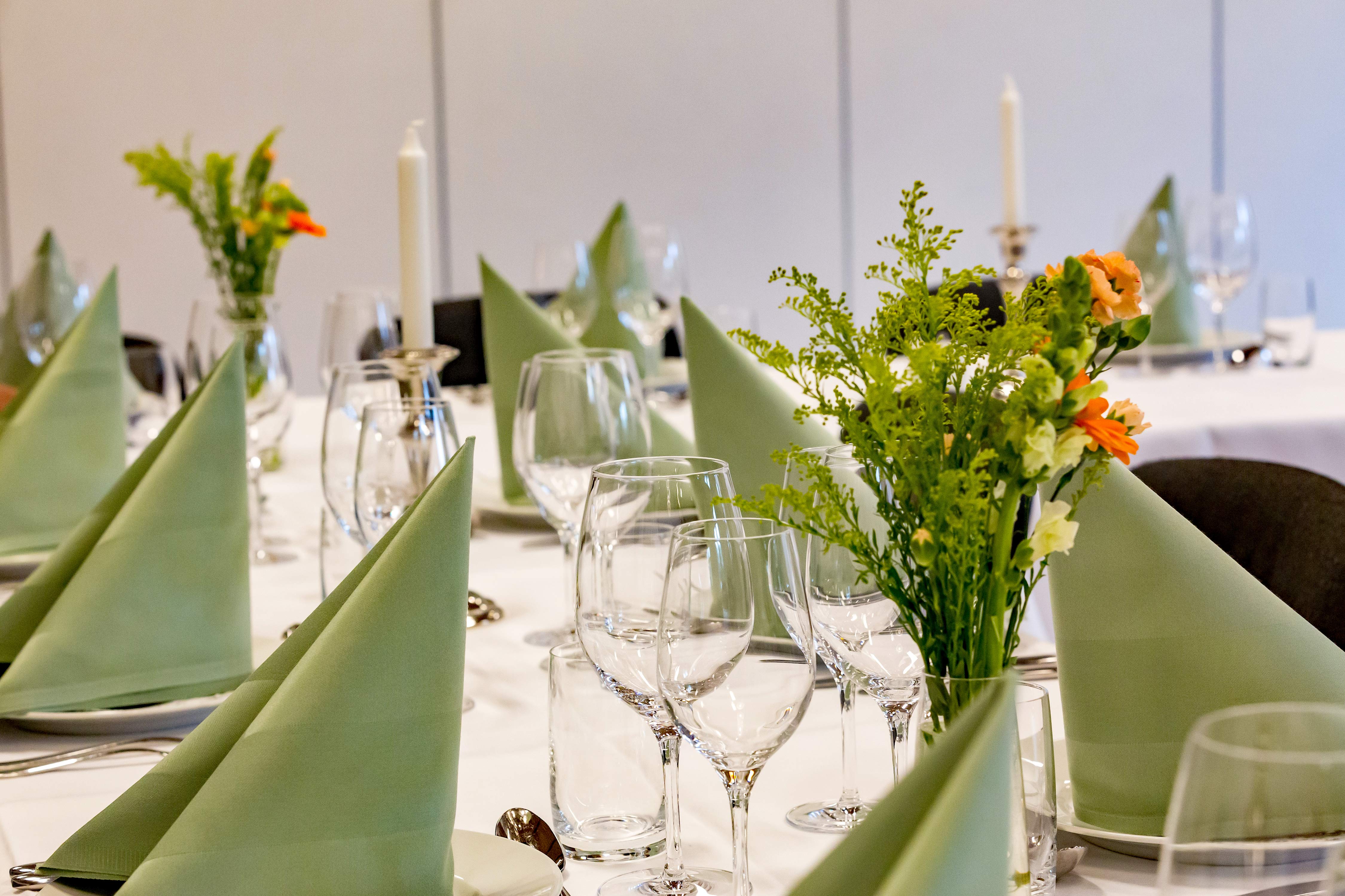 Peter Breum tv., Debbie Mathiasen og Iver Larsen foran Ansager Hotel der åbner restauranten fredag den 4. og lørdag den 5. juni