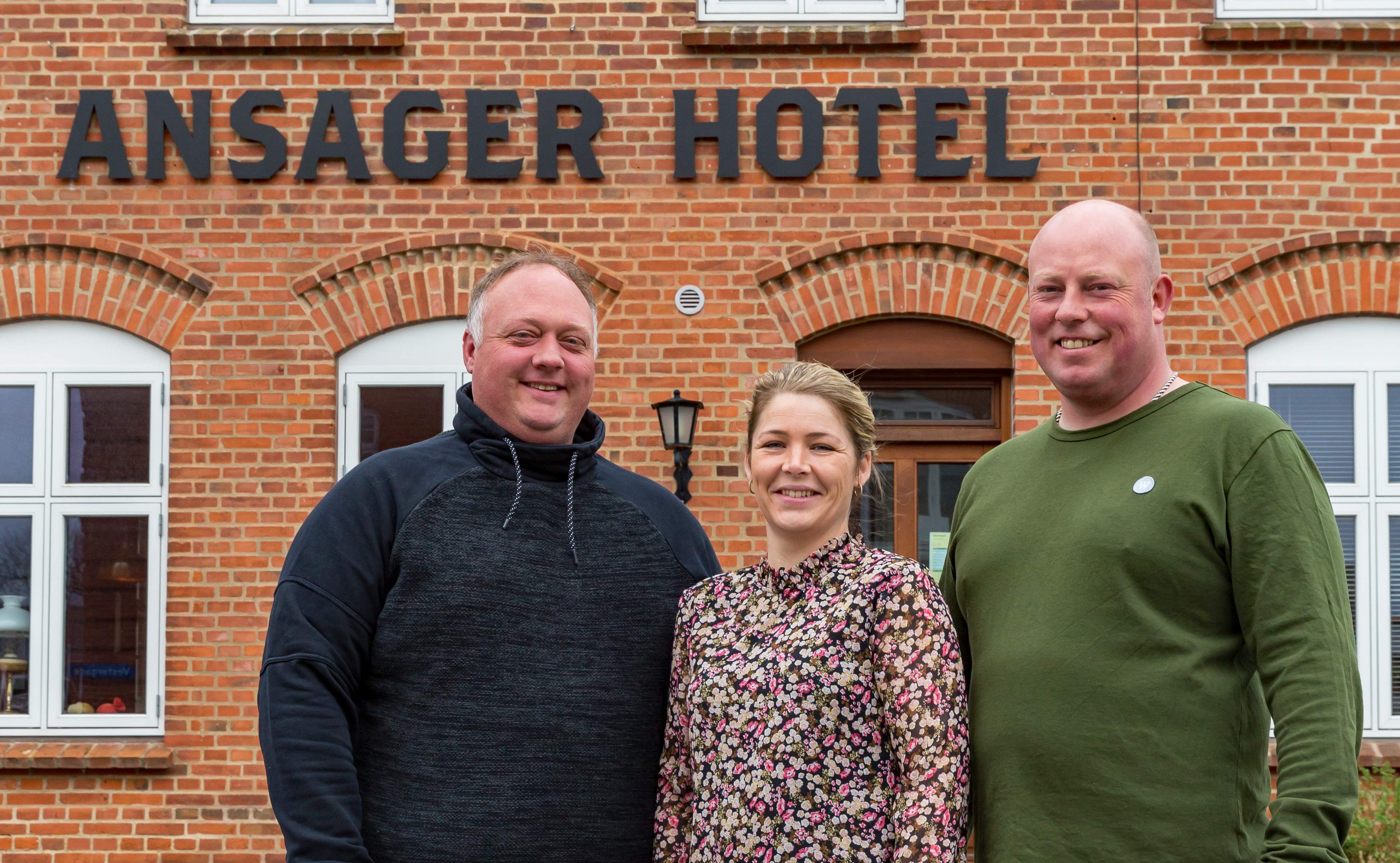 Peter Breum tv., Debbie Mathiasen og Iver Larsen foran Ansager Hotel der åbner restauranten fredag den 4. og lørdag den 5. juni