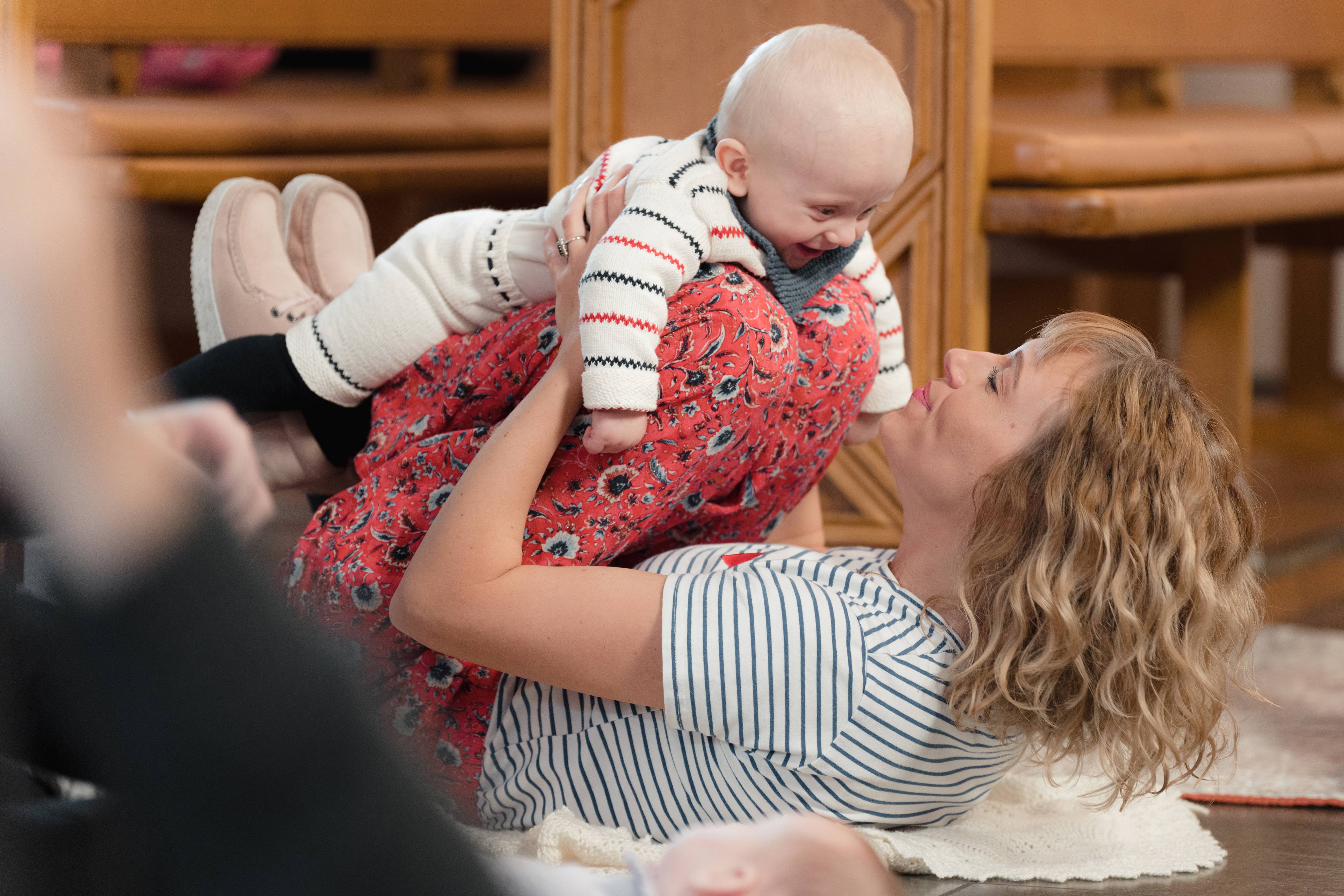 Babysalmesang: Nærvær, sang og små instrumenter styrker kontakten mellem barn og forælder.