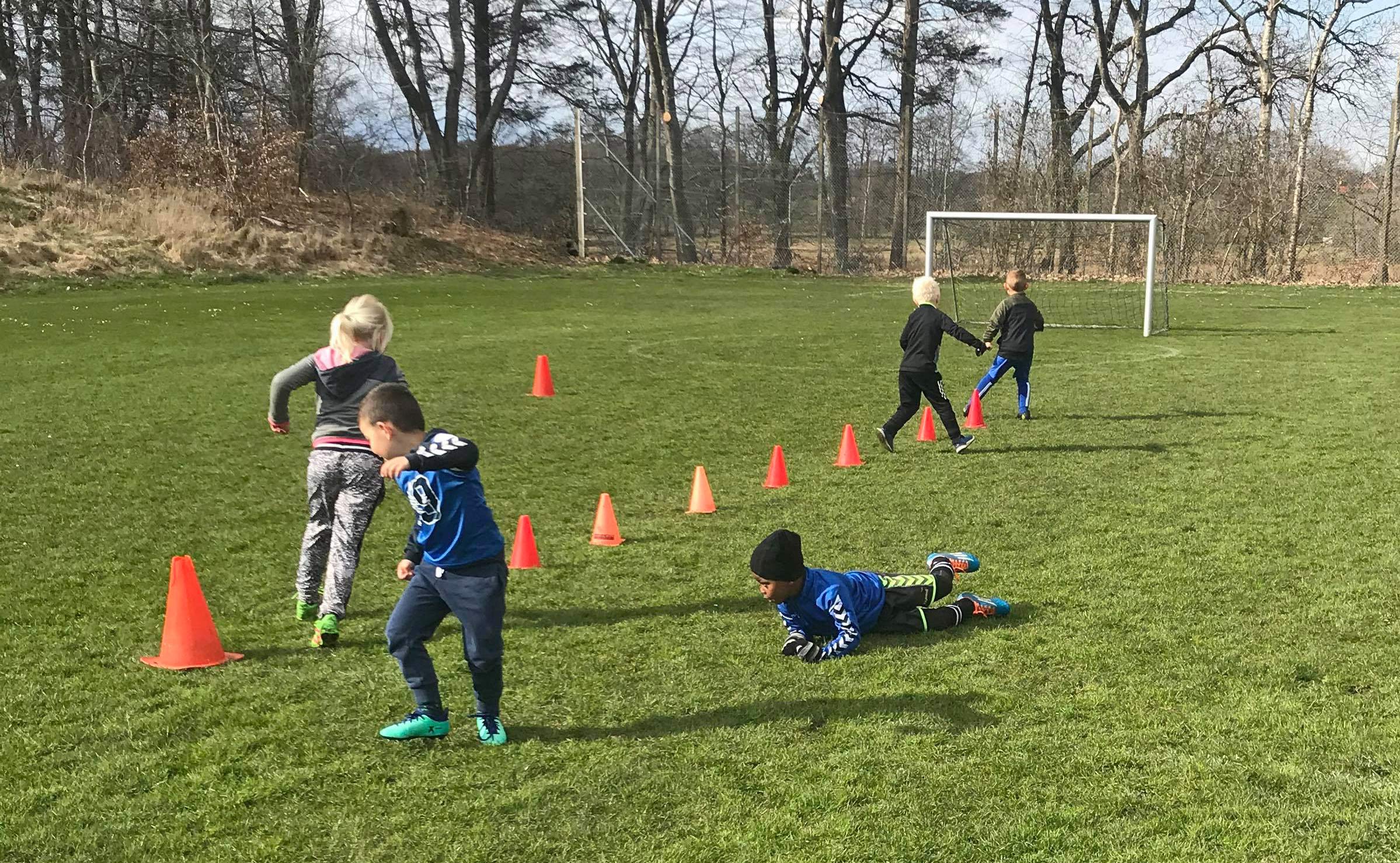 Leg med bold træner/leger hver onsdag fra 16.30-17.30