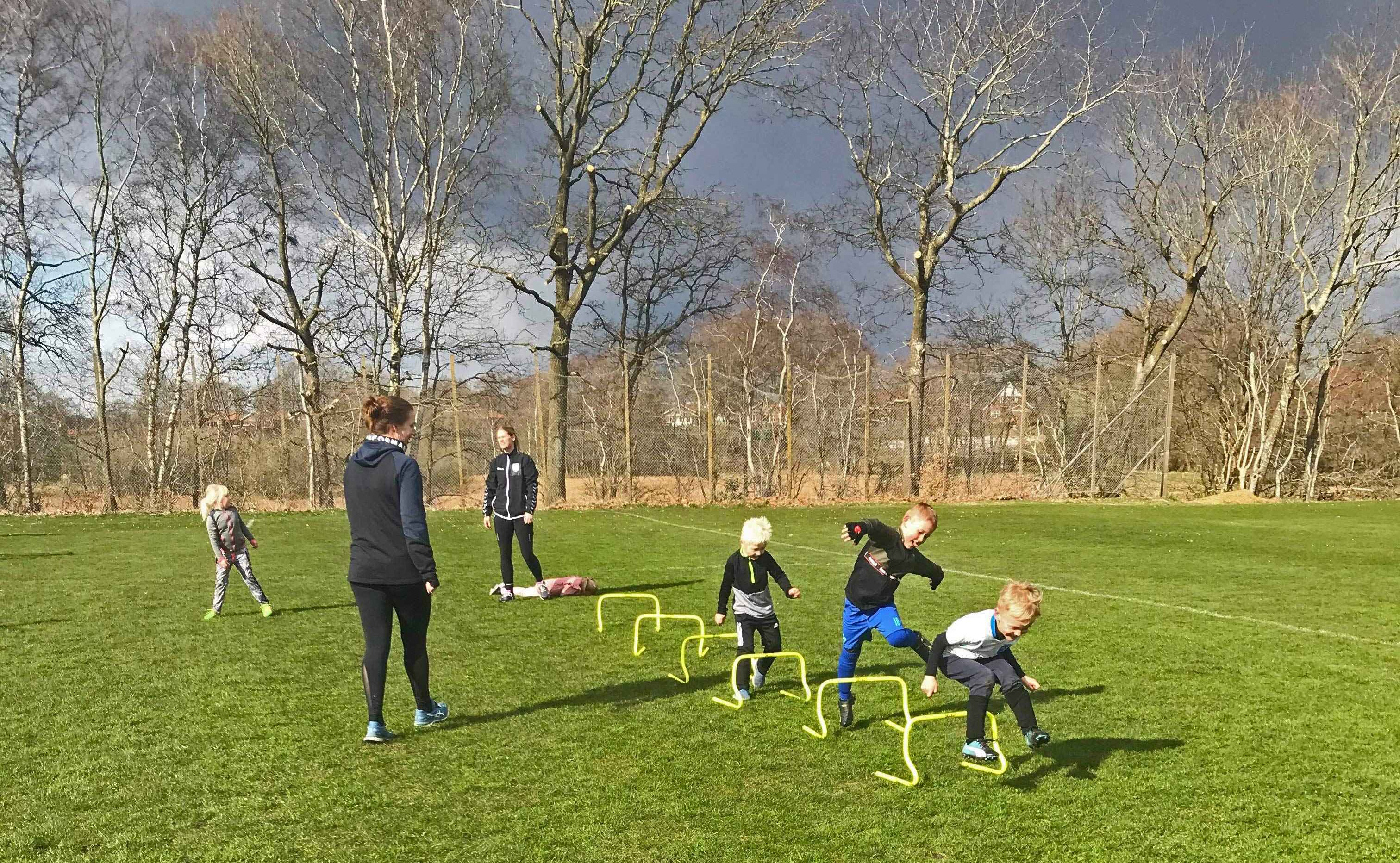 Leg med bold træner/leger hver onsdag fra 16.30-17.30
