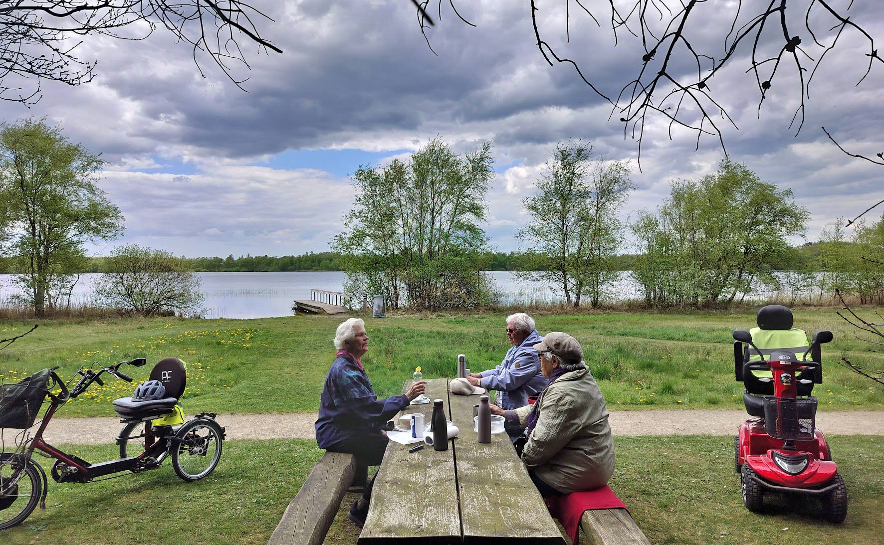 Billedet er fra ELitens seneste tur til Kvie Sø, hvor deltagerne holdt pause ved søbredden. Målet for næste tur er endnu ikke fastlagt og afhænger af vejr og vind.