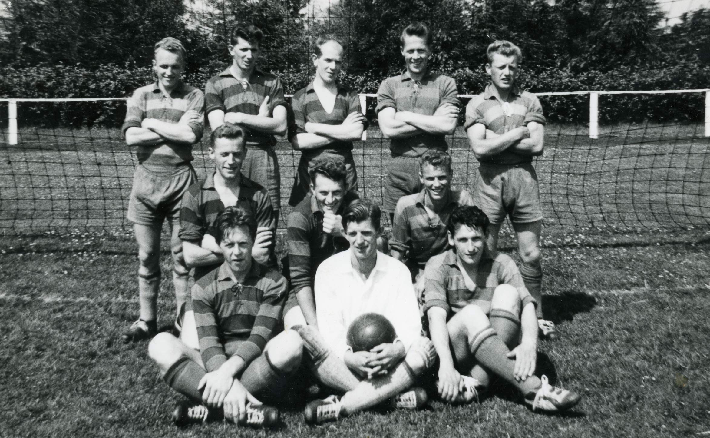 Holdet fra Ansager, der spillede pokalfodbold mod Esbjerg KFUM i 1961 ville godt og vel kunne opfylde alderskravet som veteranspiller. Stående fra venstre: Svend Aage Bruun, Bjarne Petersen, Erik Vedstesten, Herluf Jensen, Villy Hansen. Knælende fra venstre: Erik Hermansen, Bent Jensen, Ole Dahl. Siddende fra venstre: Max Jensen, Tage Petersen, Hans Chr. Marcussen.
