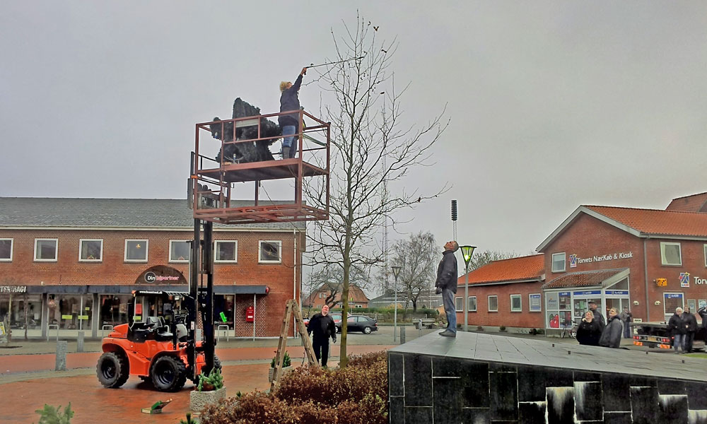 Juletræet rejses