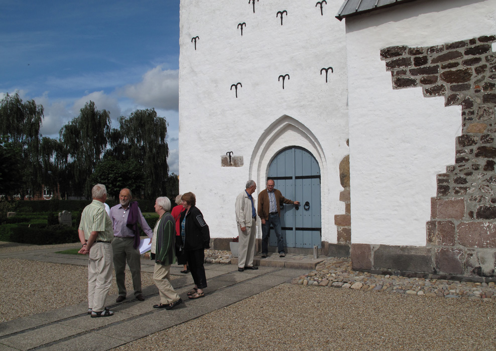 Familien Andsager ved døbefonden i Ansager Kirke.