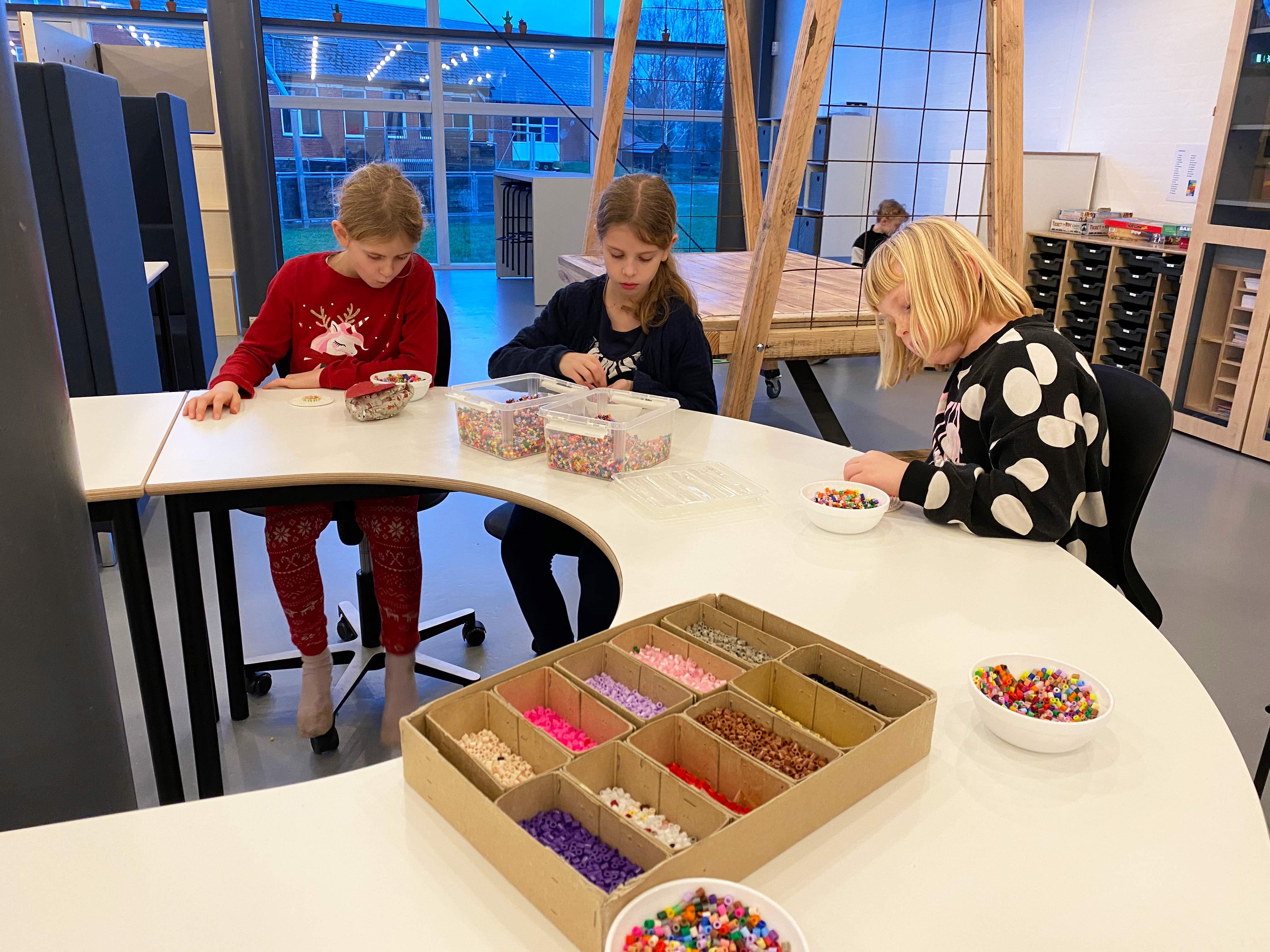 Skolens bibliotek er flyttet til 1. salen for at gøre plads til skolens elever og børnene i SFO.