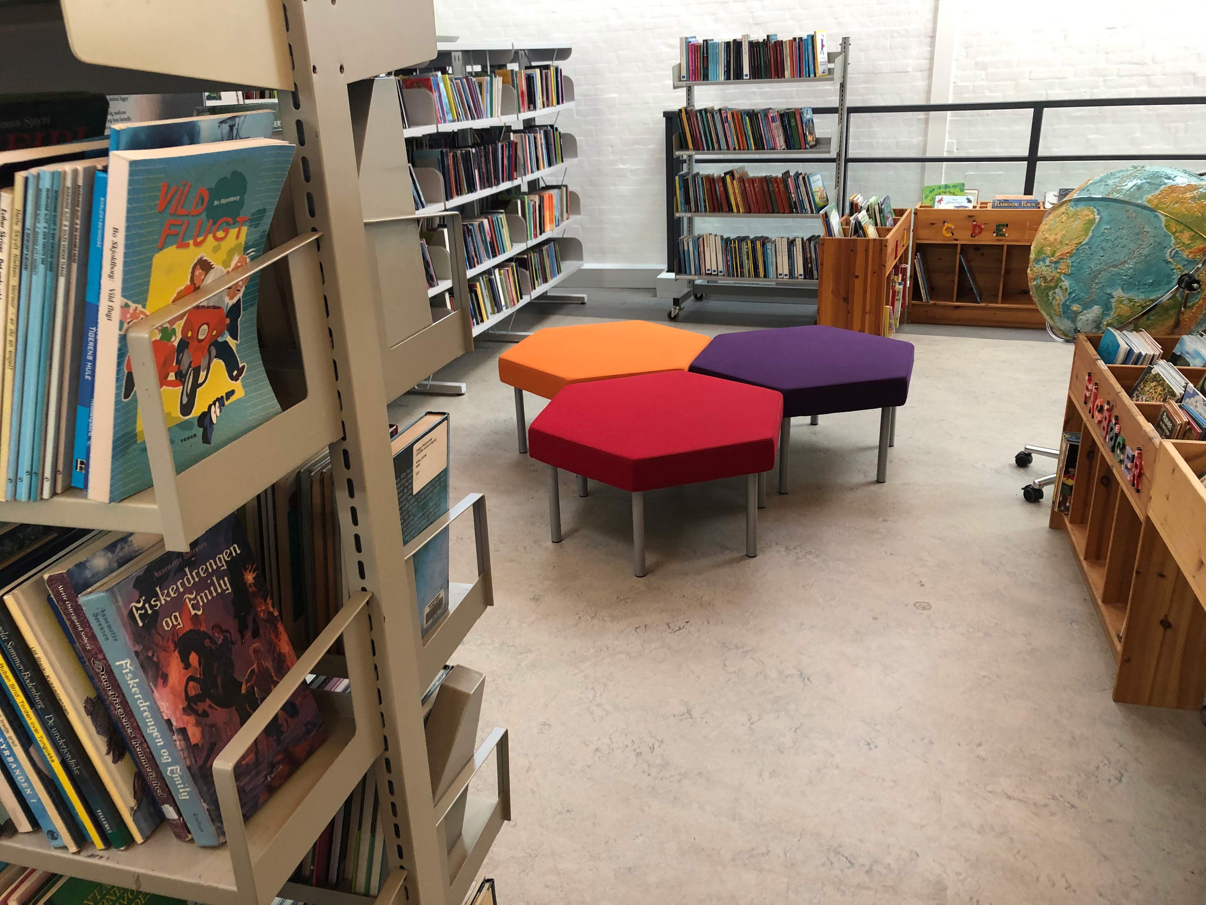 Skolens bibliotek er flyttet til 1. salen for at gøre plads til skolens elever og børnene i SFO.
