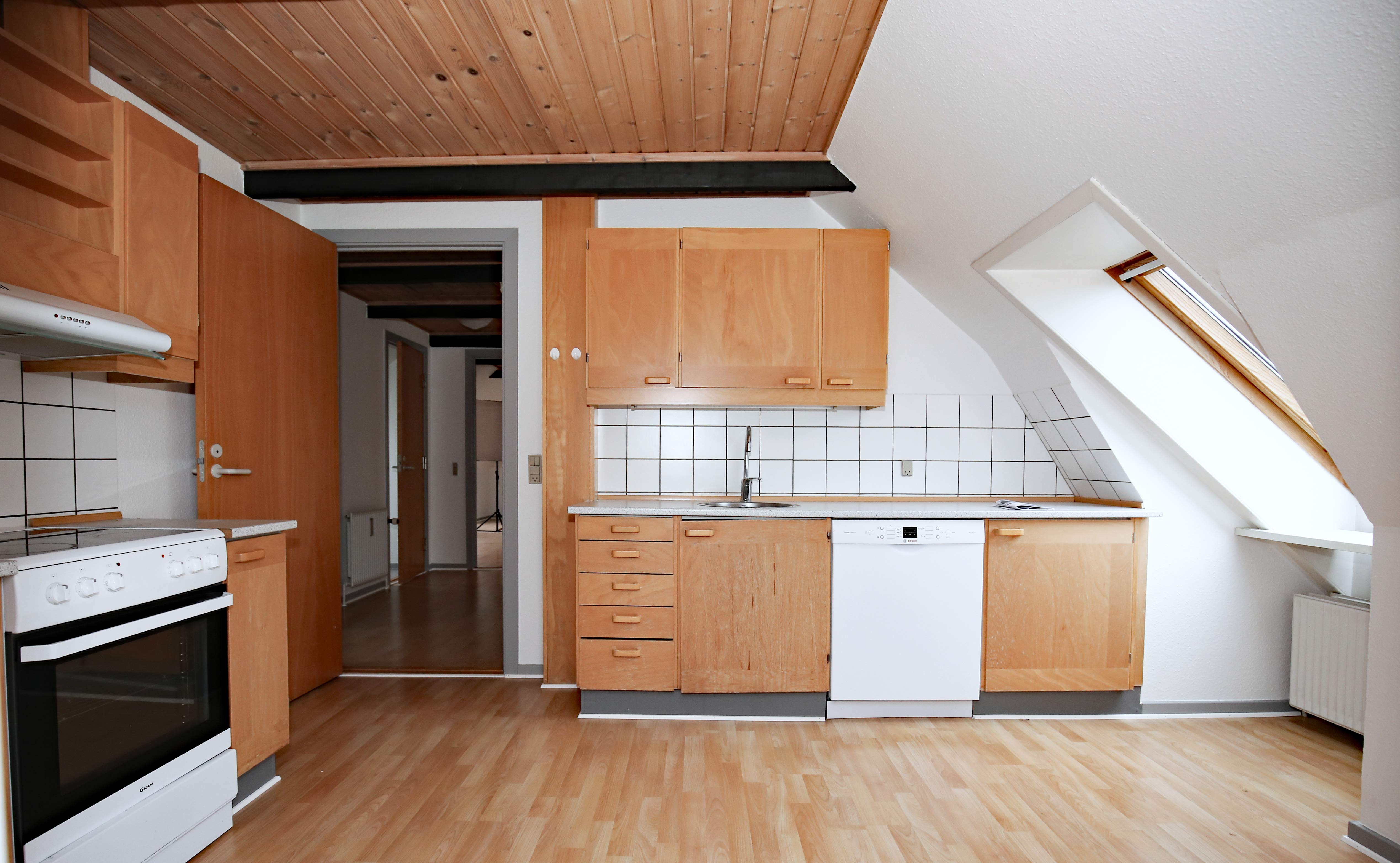 Lejligheden er på 95 m2 og koster kr. 4700 pr. måned + forbrug