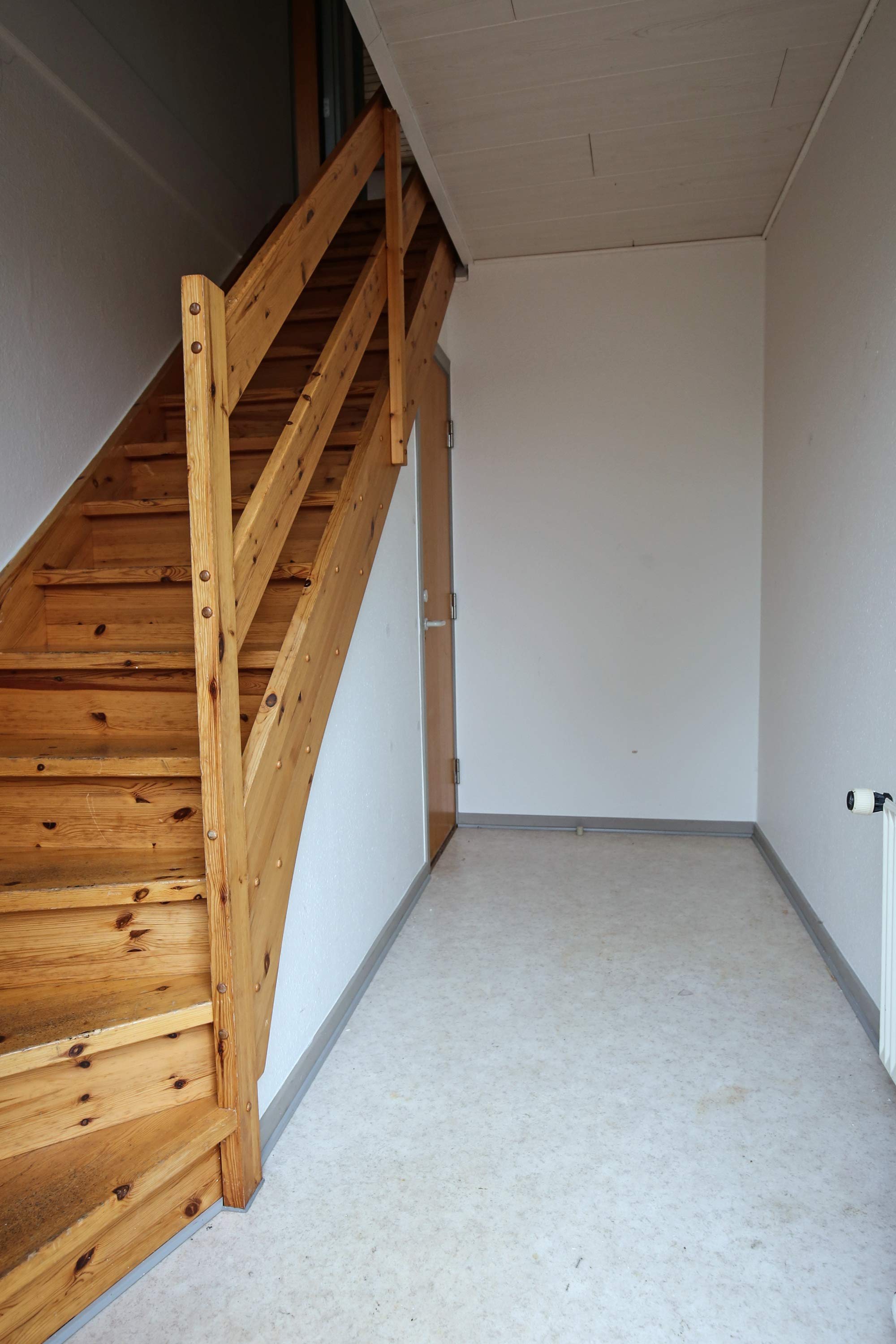 Lejligheden er på 95 m2 og koster kr. 4700 pr. måned + forbrug